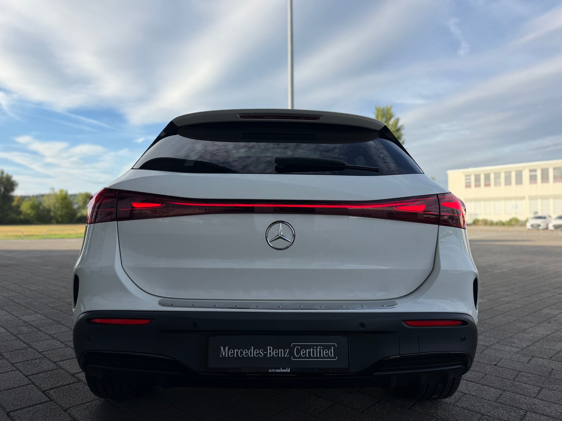 MERCEDES-BENZ EQA 350 AMG Line 4Matic Swiss Star-showroom-element-3