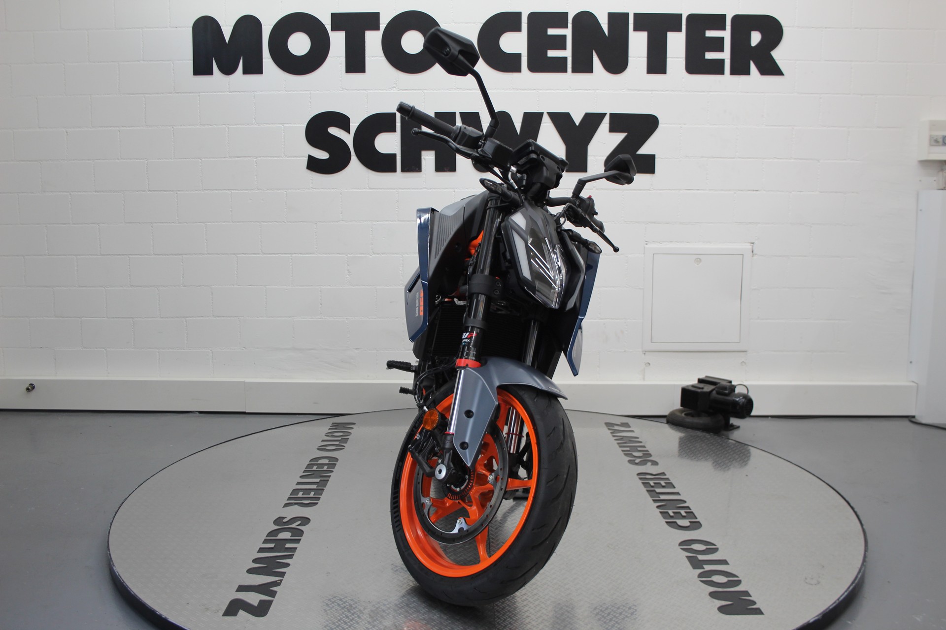 KTM 390 Duke-image-2