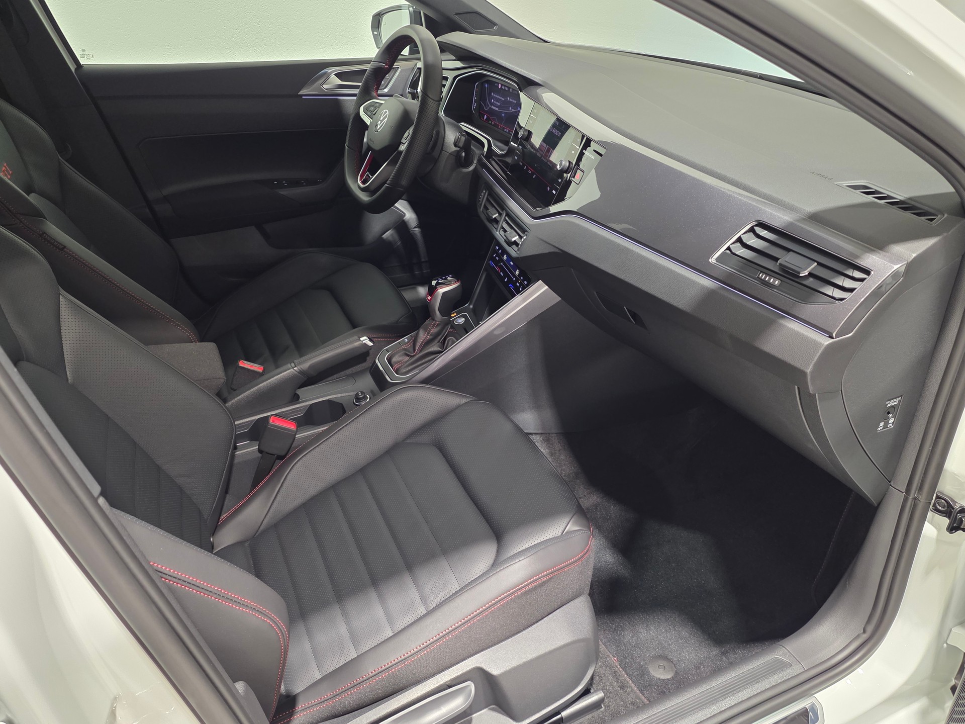 VW Polo 2.0 TSI GTI DSG-image-19