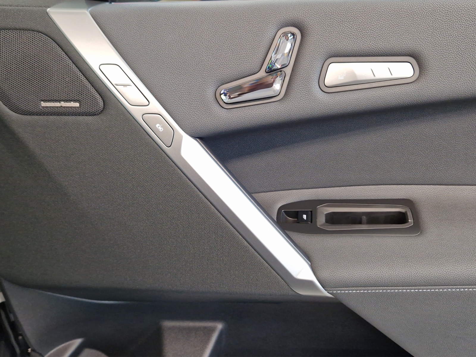 BMW iX xDrive60 M Sport Pro-image-12