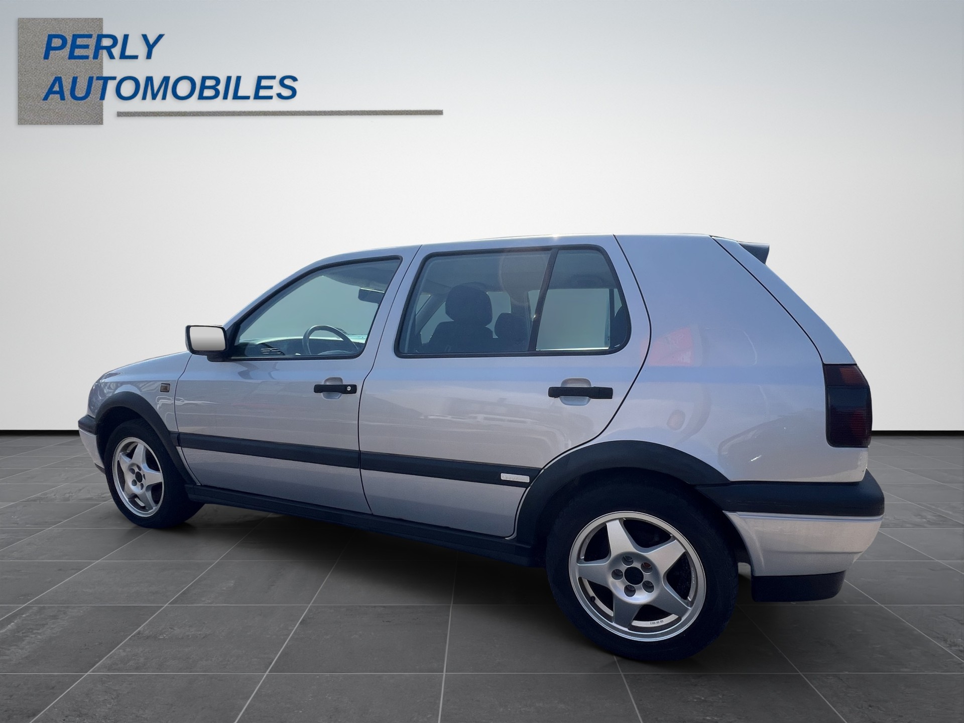 VW Golf 2000 GTI 16V Edition-showroom-element-3