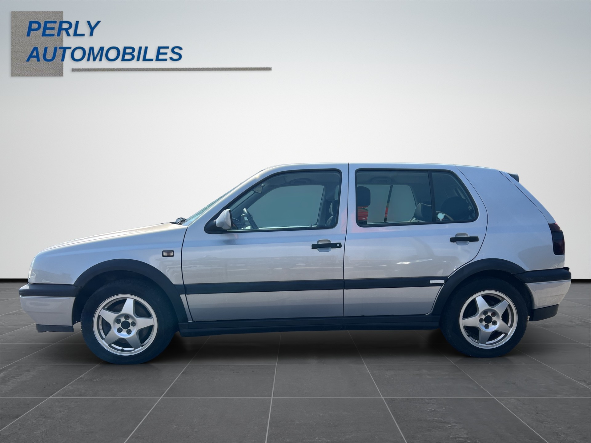 VW Golf 2000 GTI 16V Edition-showroom-element-2
