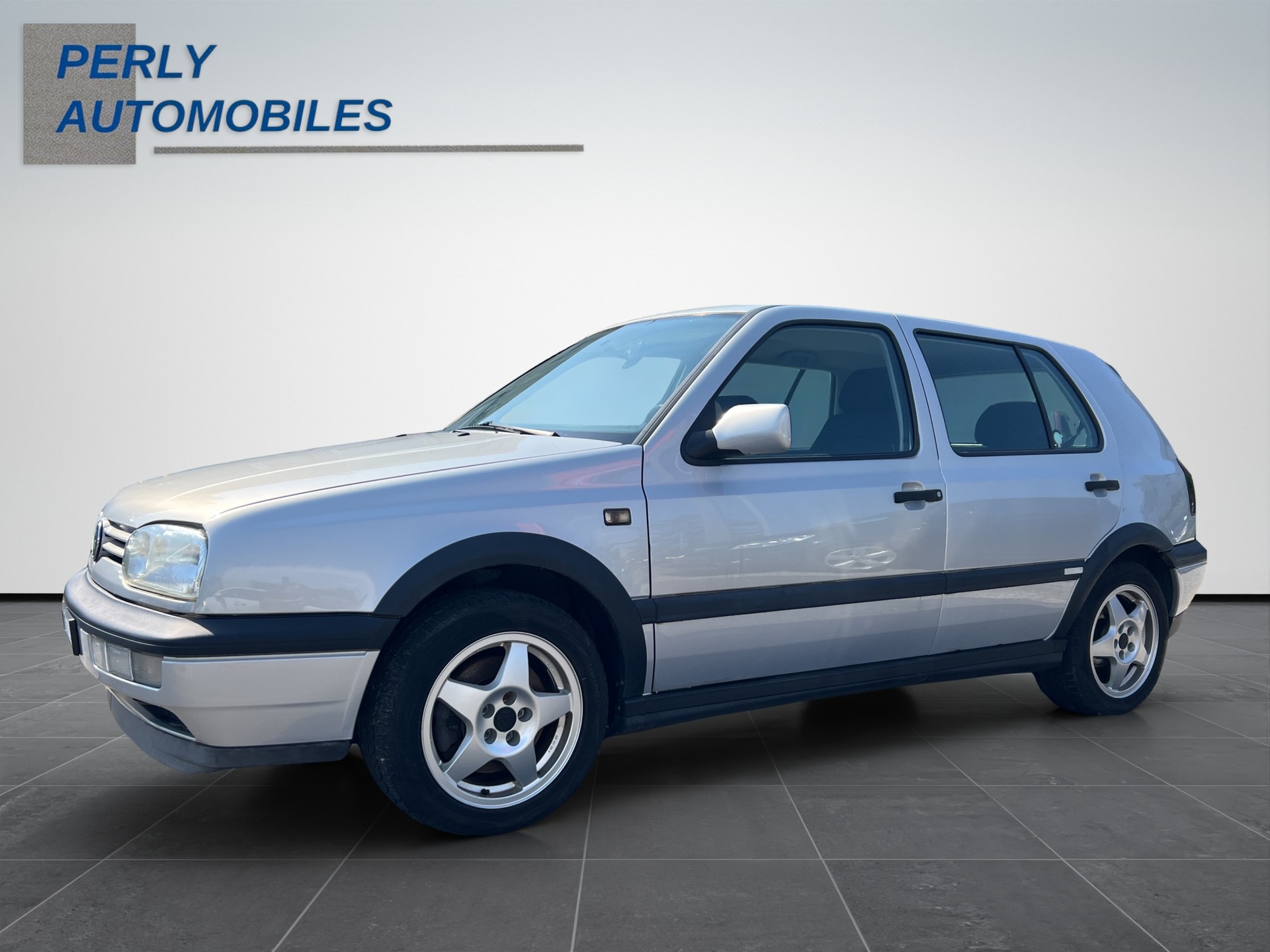 VW Golf 2000 GTI 16V Edition-showroom-element-1