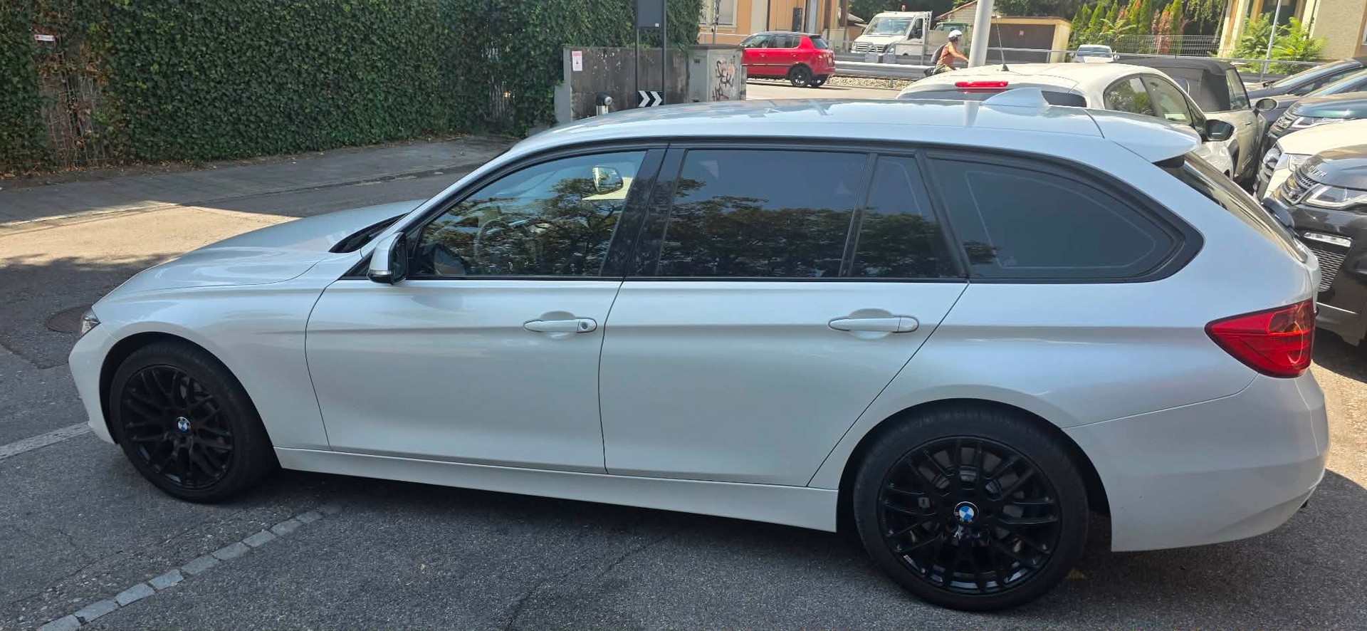 BMW 330d xDrive Touring Sport Line Steptronic-showroom-element-3