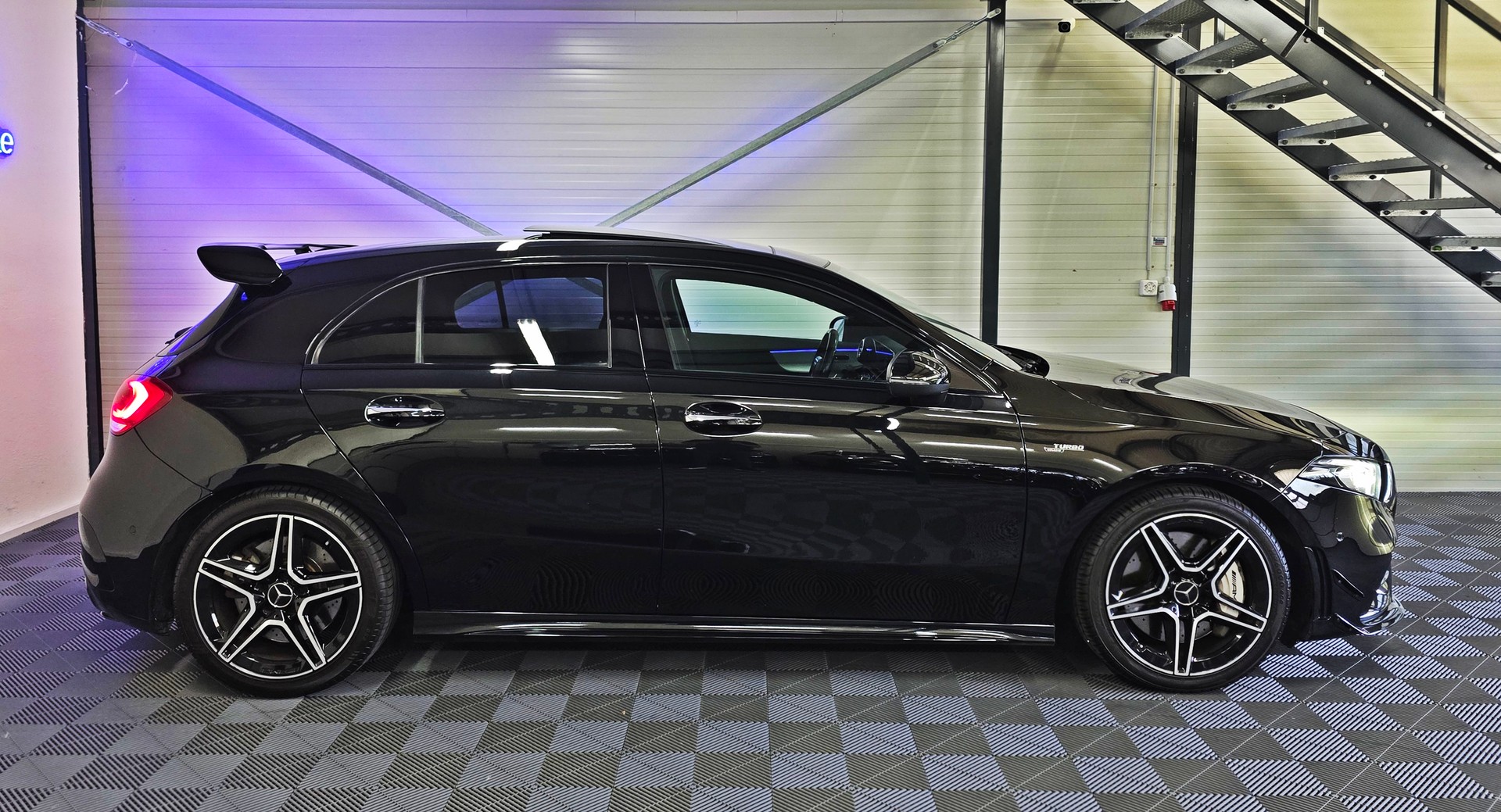 MERCEDES-BENZ A 35 AMG 4Matic Speedshift-showroom-element-3