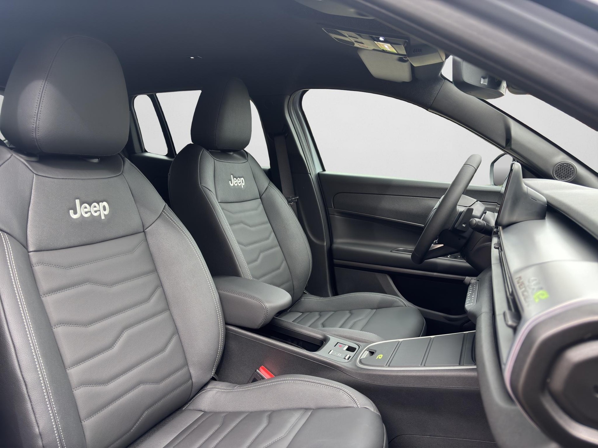 JEEP Avenger 1.2 MHEV Overland 4xe-image-12