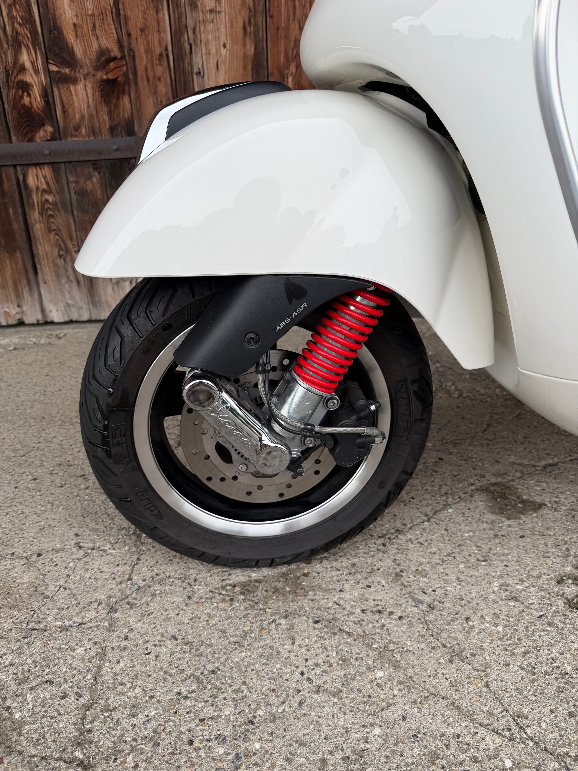 PIAGGIO Vespa GTS Super 300-image-2