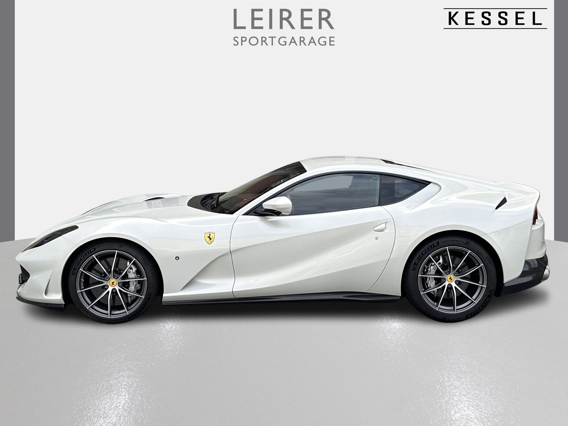 FERRARI 812 Superfast-showroom-element-1