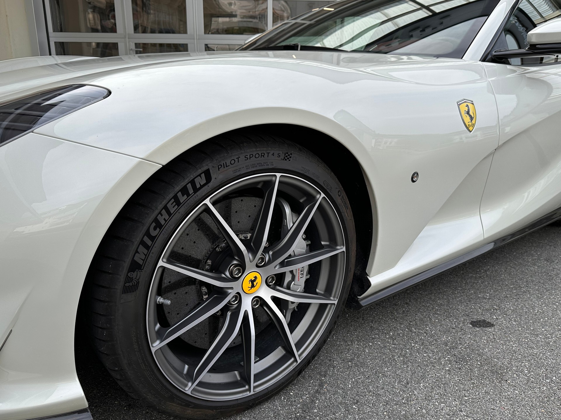 FERRARI 812 Superfast-image-8