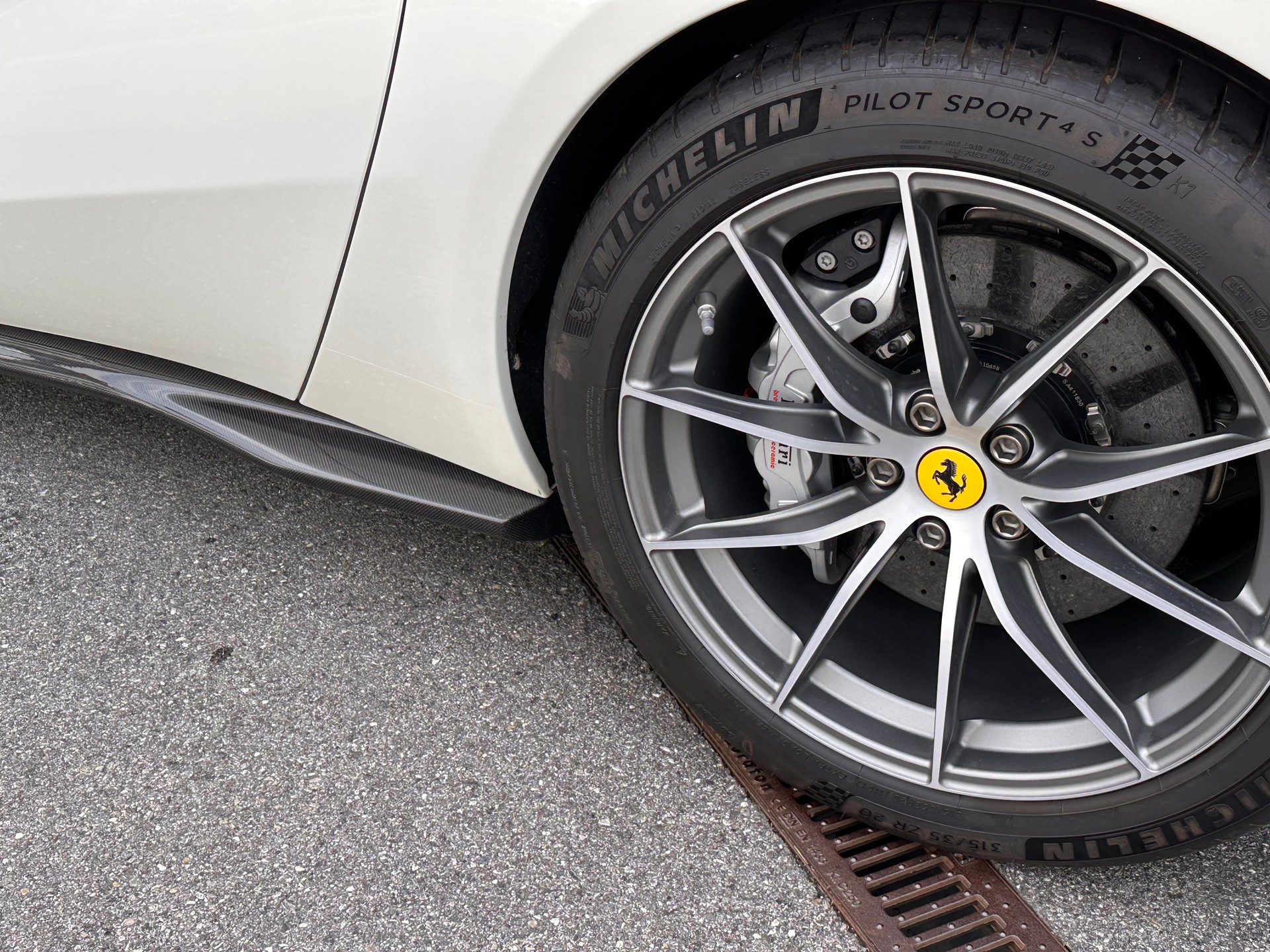 FERRARI 812 Superfast-image-7