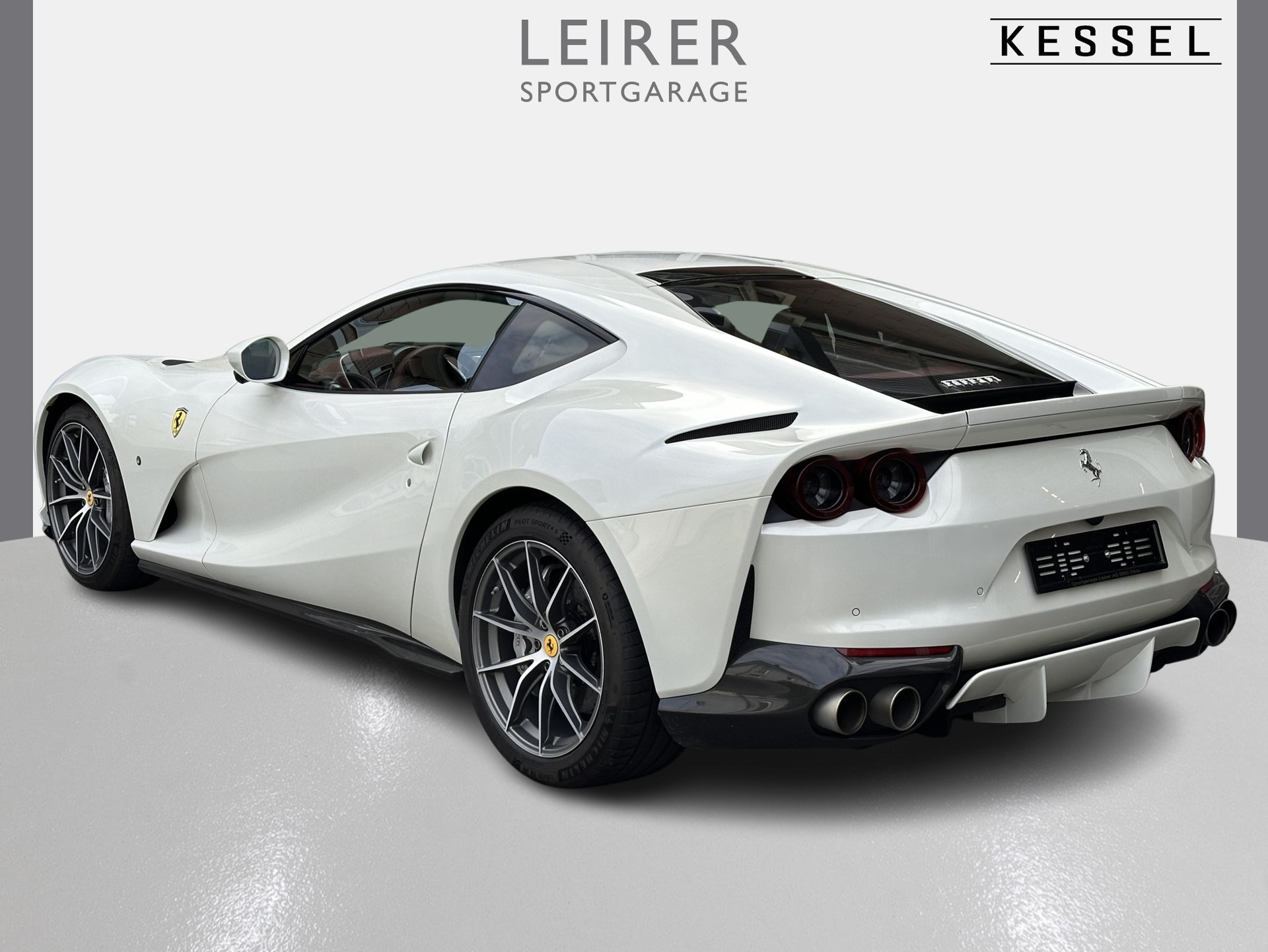 FERRARI 812 Superfast-showroom-element-2