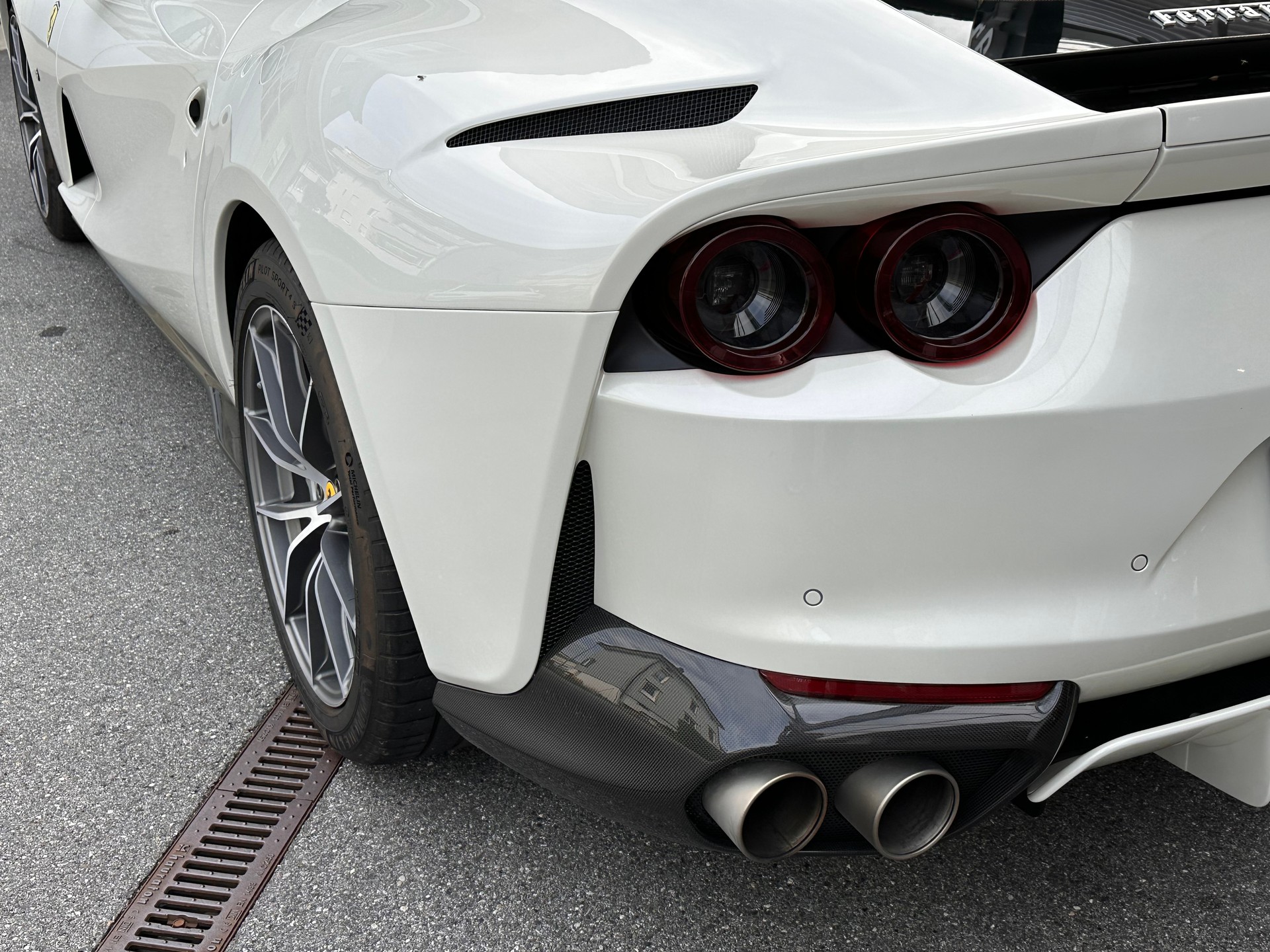 FERRARI 812 Superfast-image-5