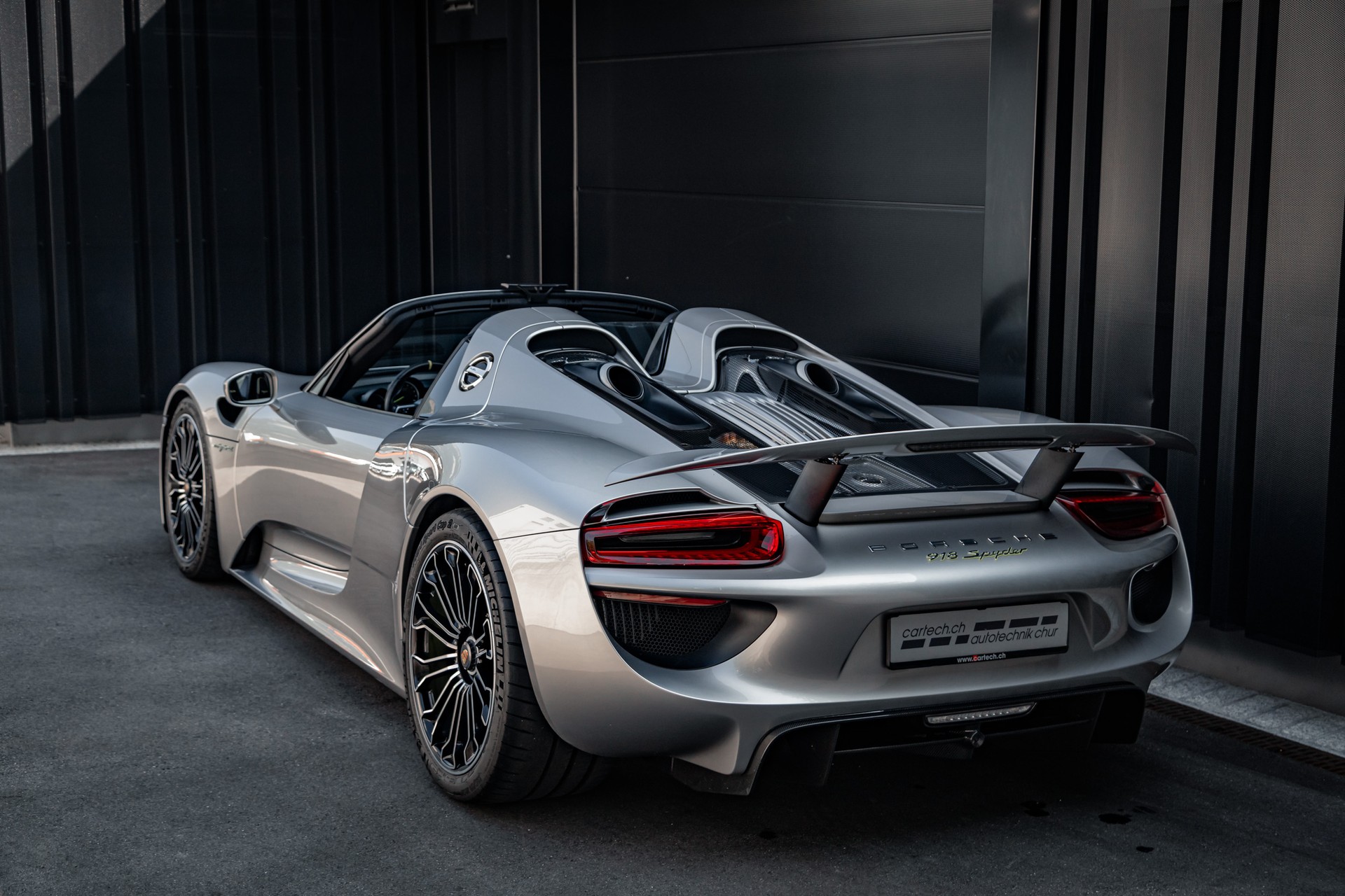 PORSCHE 918 Spyder-showroom-element-3