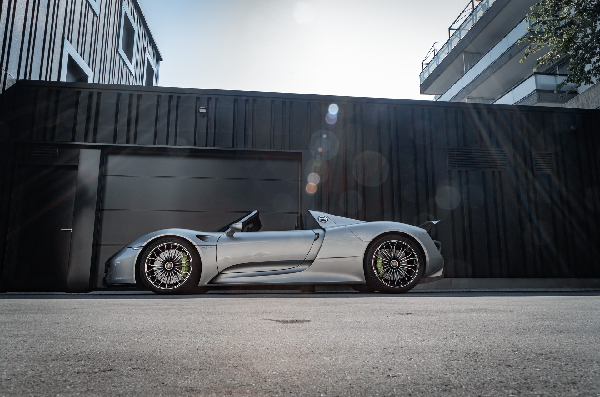 PORSCHE 918 Spyder-showroom-element-2