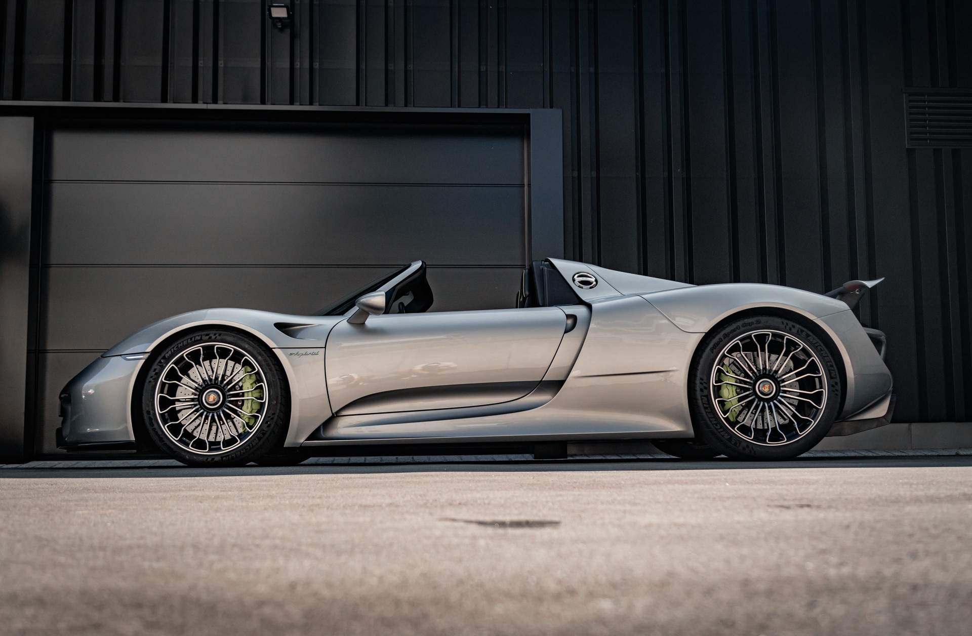 PORSCHE 918 Spyder-showroom-element-1