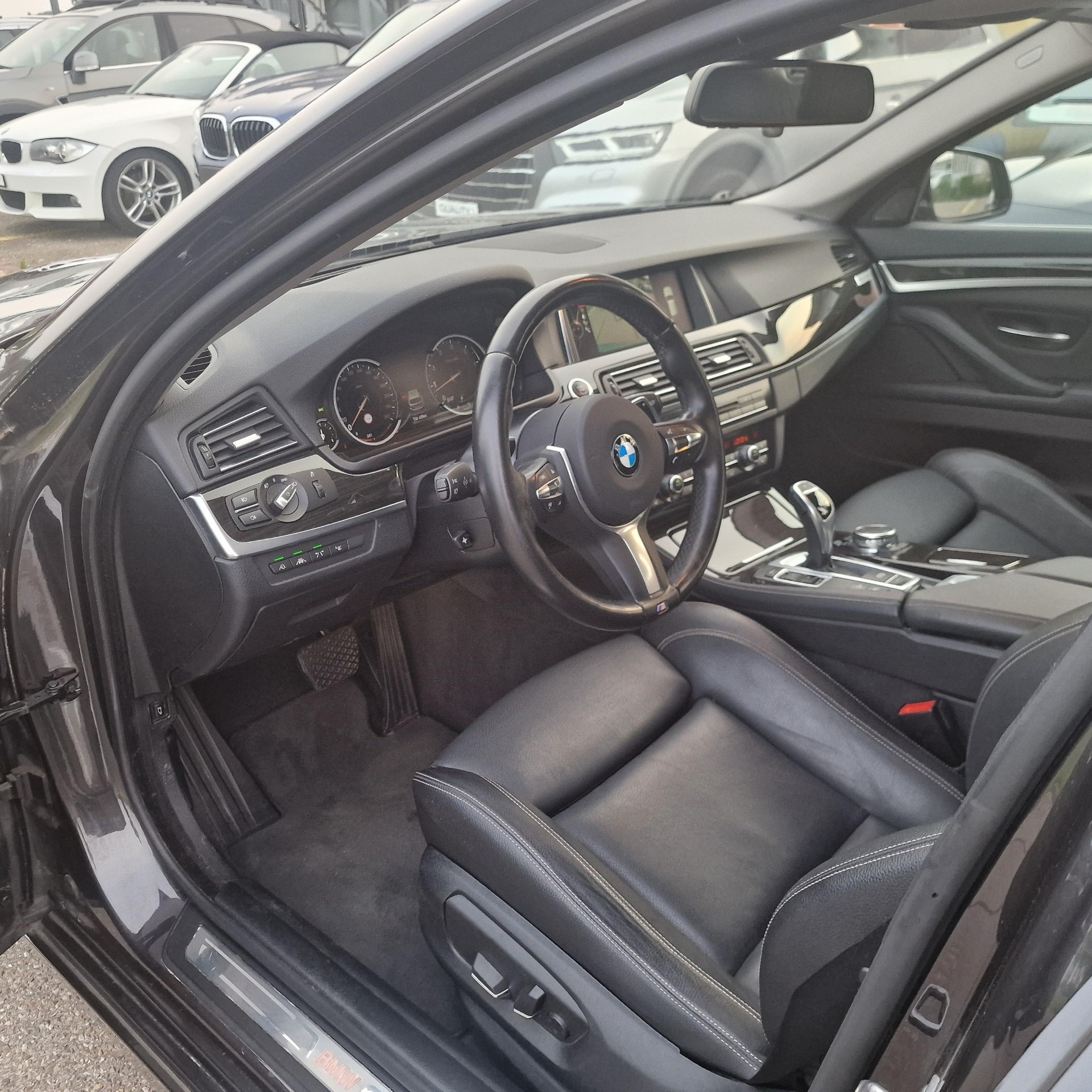 BMW 528i Touring xDrive Luxury Line Steptronic-image-11