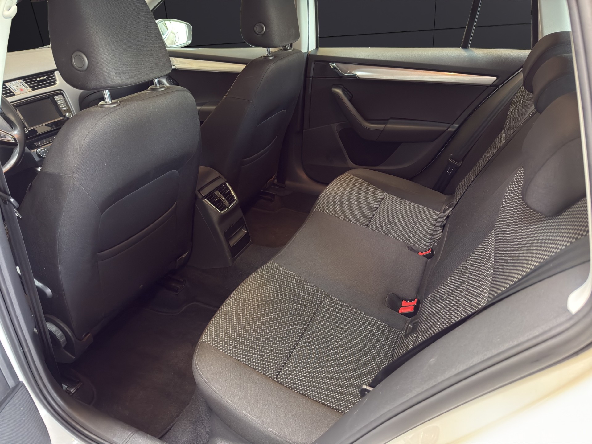 SKODA Octavia Combi 1.4 TSI Ambition-image-9