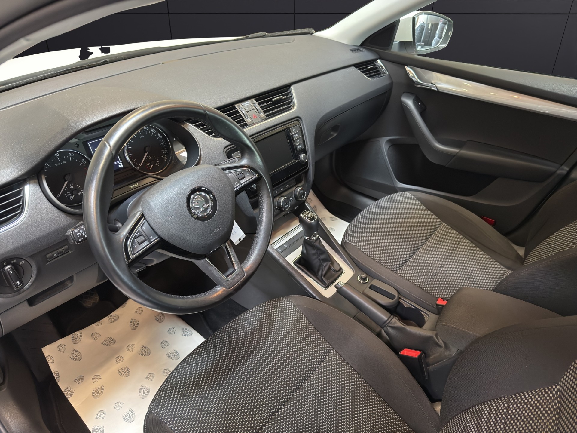 SKODA Octavia Combi 1.4 TSI Ambition-image-8