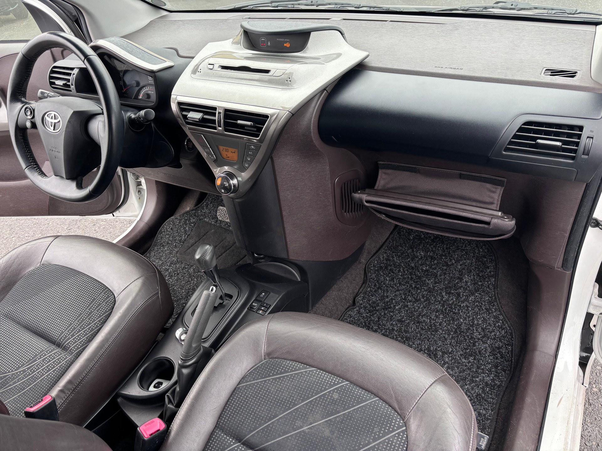 TOYOTA iQ 1.0 VVT-i Multidrive - Automatique-image-9