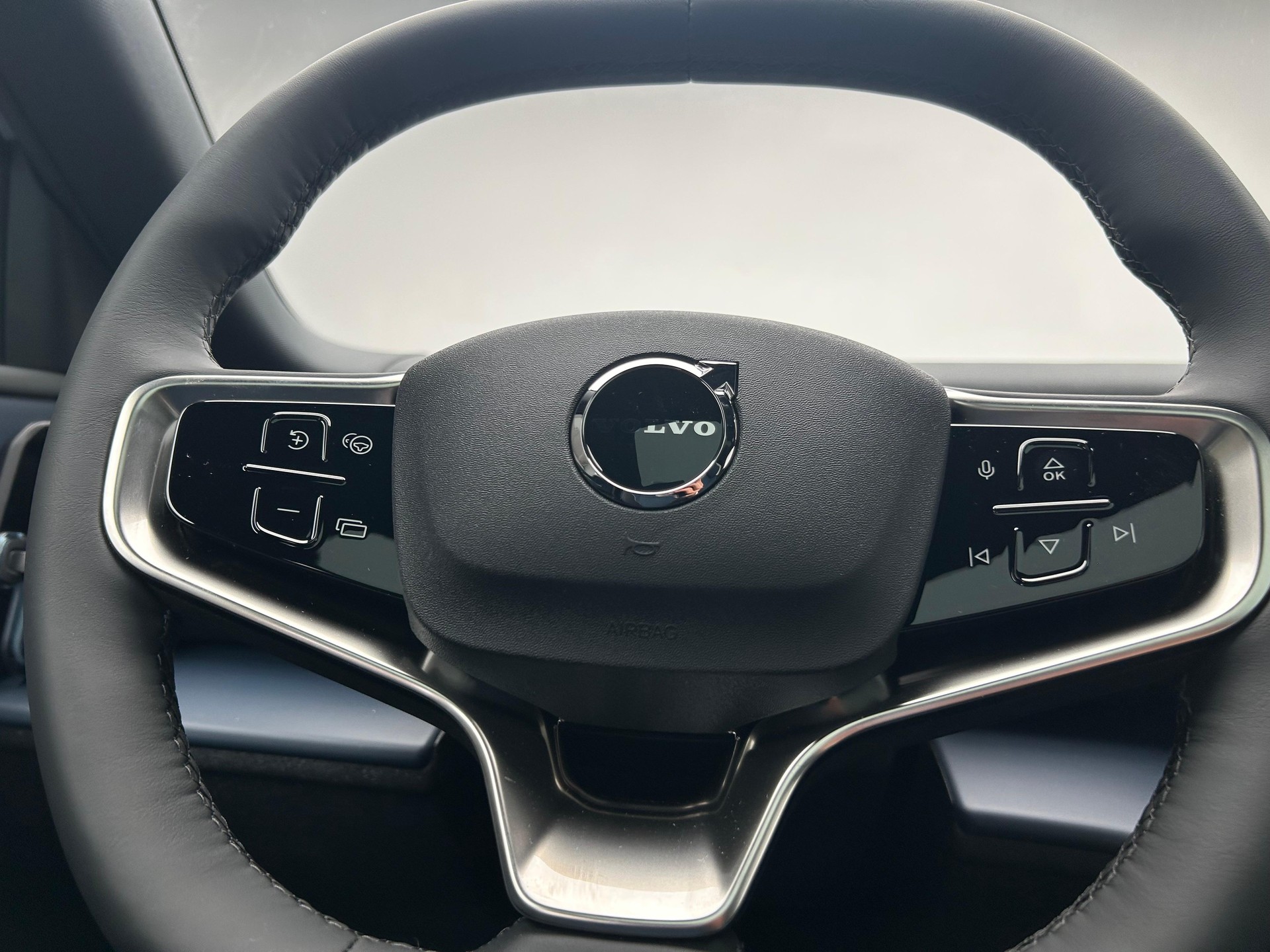 VOLVO EX30 CC E60 Twin Ultra Performance AWD-image-8