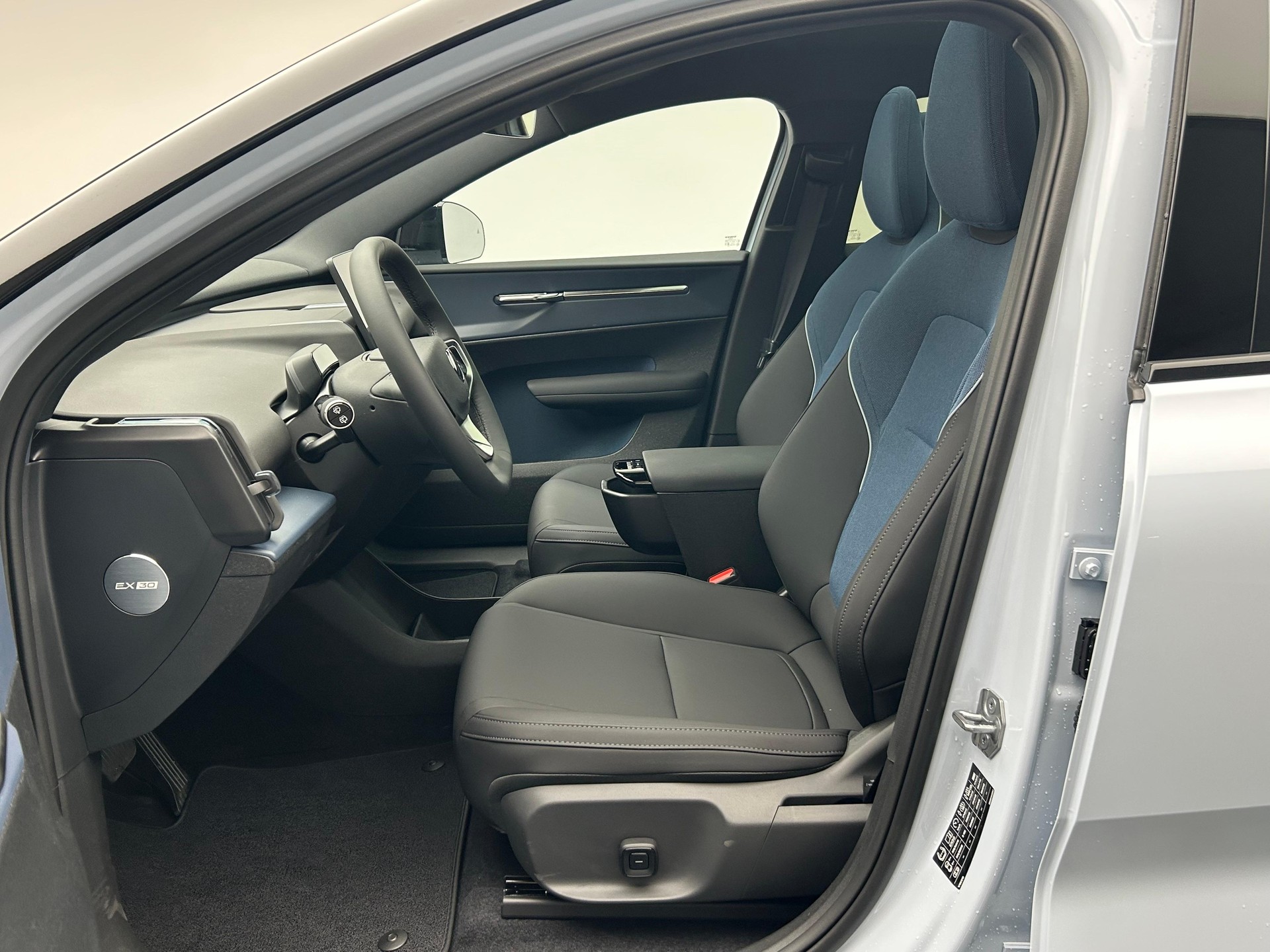 VOLVO EX30 CC E60 Twin Ultra Performance AWD-image-2