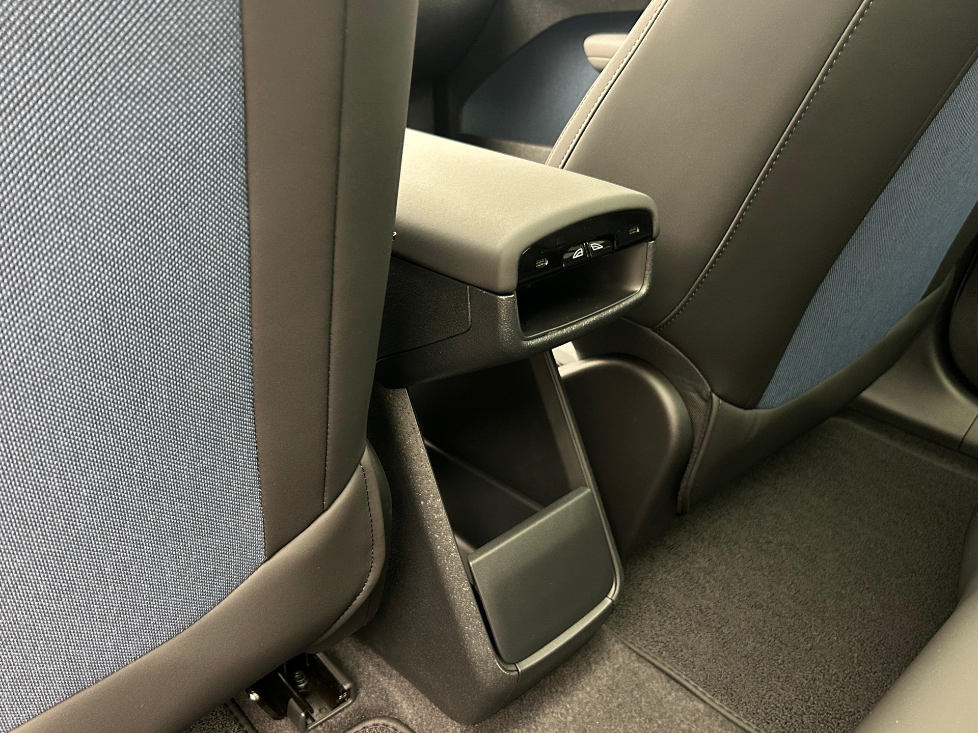 VOLVO EX30 CC E60 Twin Ultra Performance AWD-image-17