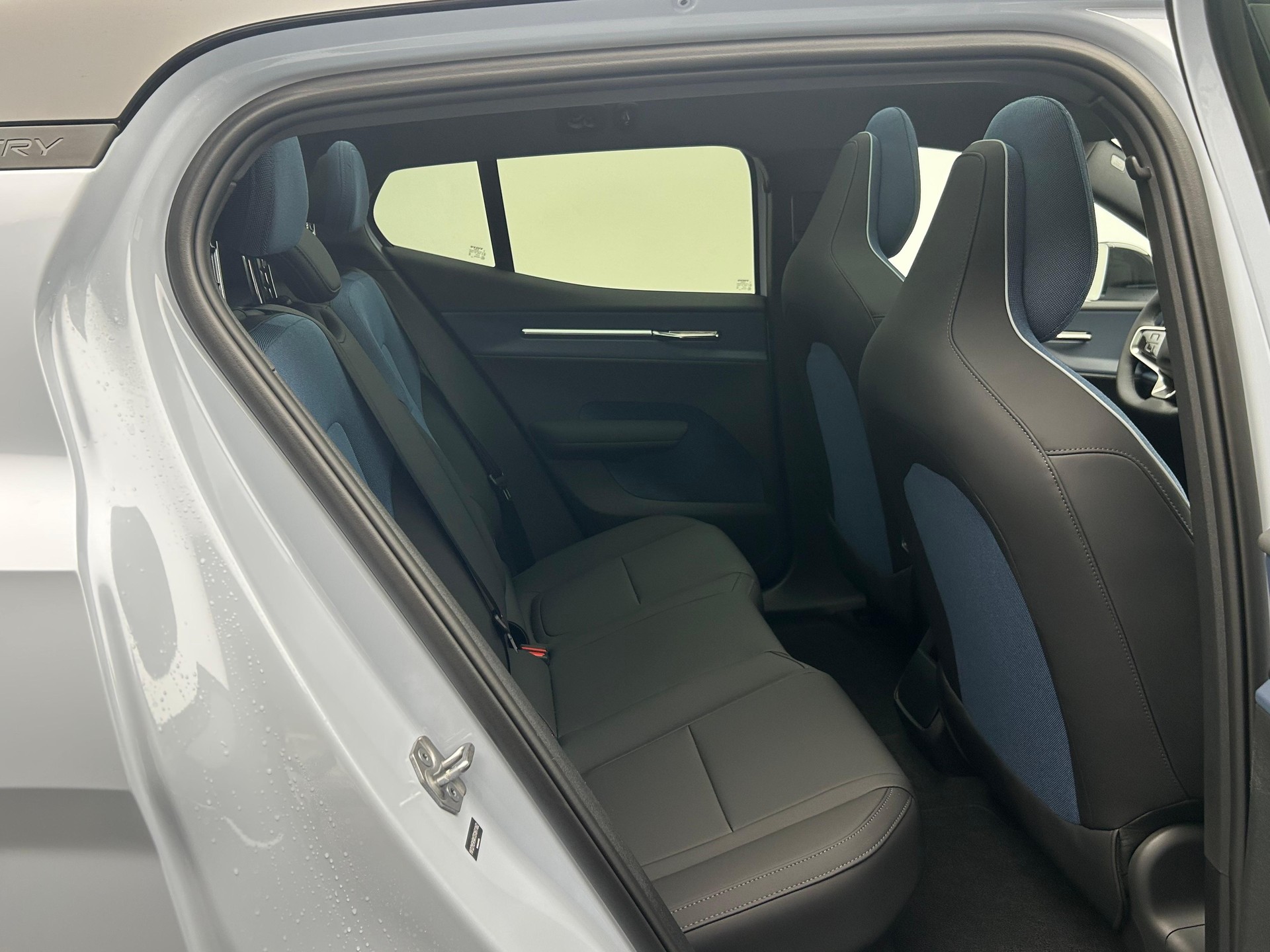 VOLVO EX30 CC E60 Twin Ultra Performance AWD-image-22