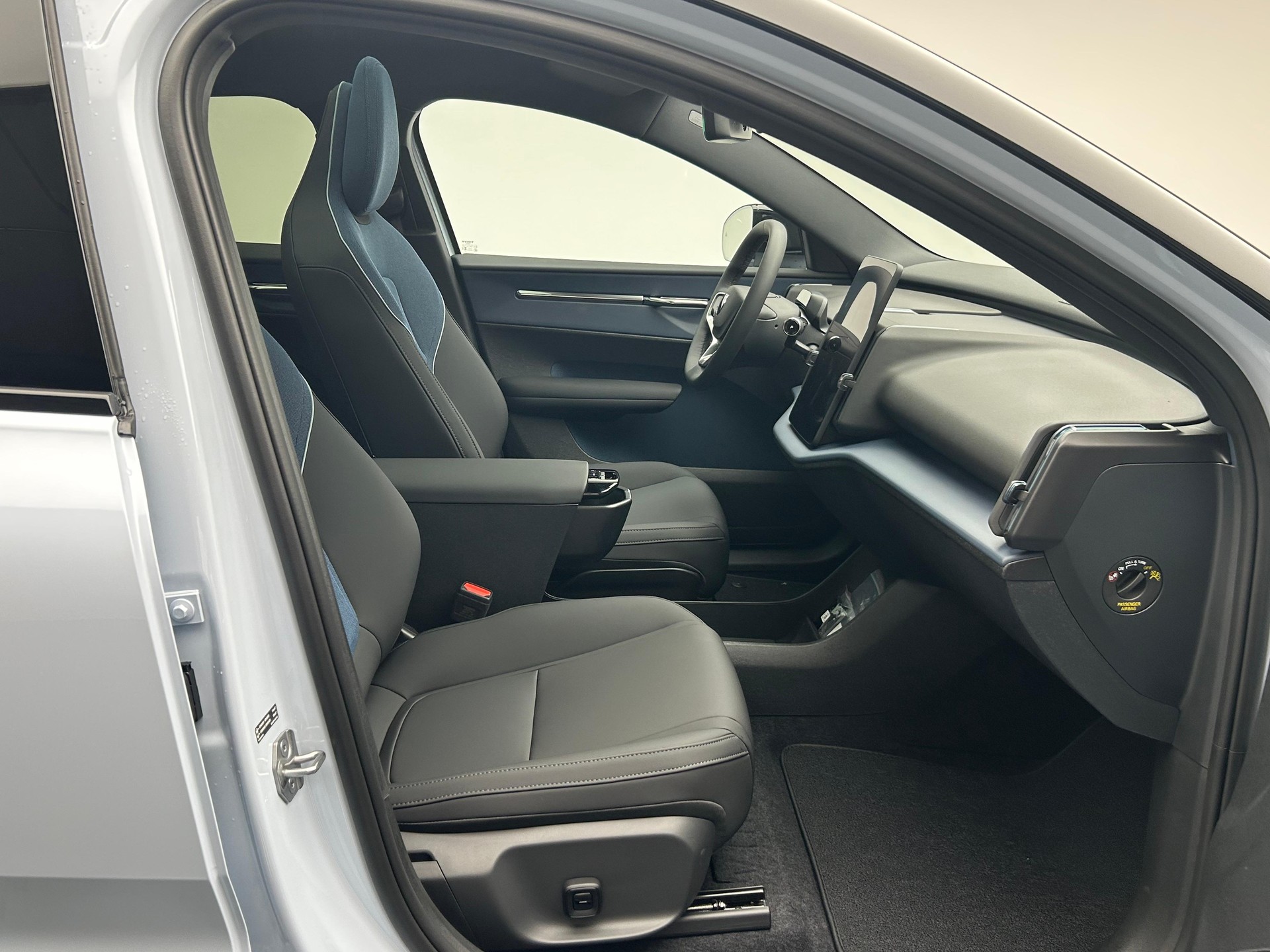 VOLVO EX30 CC E60 Twin Ultra Performance AWD-image-24