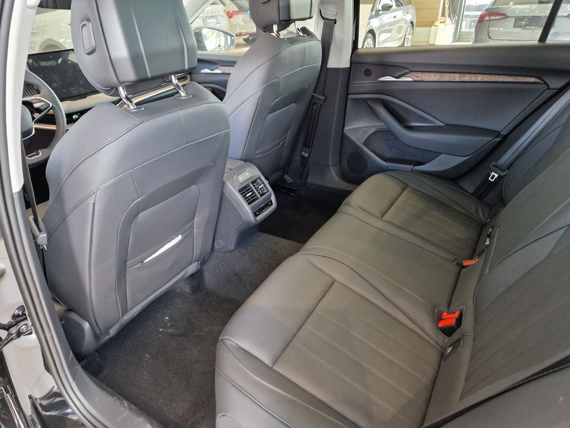 SKODA Superb Combi 2.0 TDi L&K 4x4 DSG-image-12
