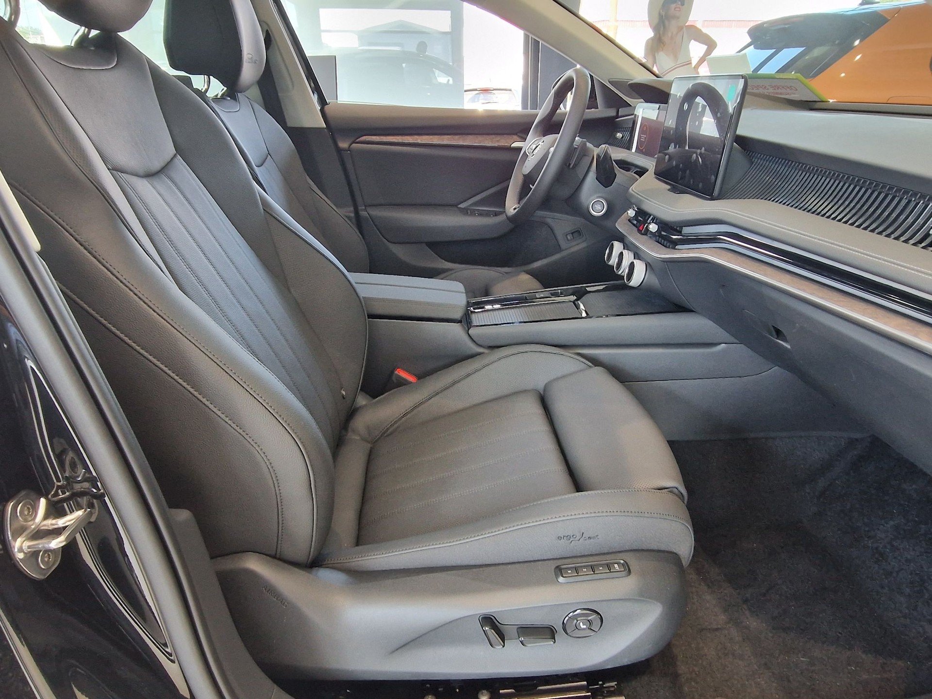 SKODA Superb Combi 2.0 TDi L&K 4x4 DSG-image-15