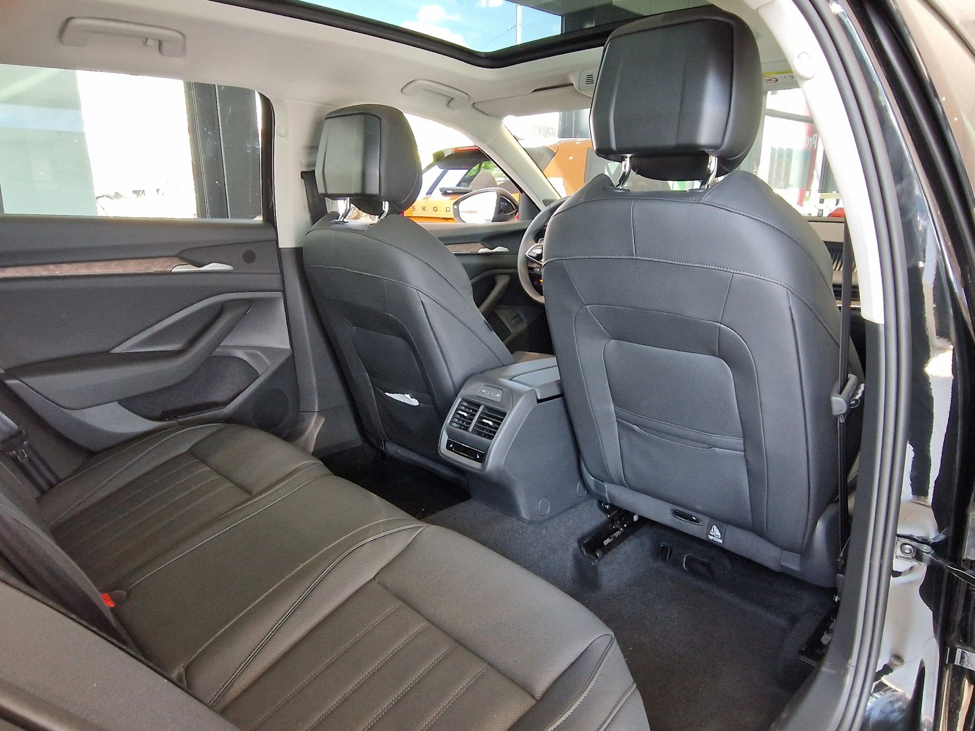 SKODA Superb Combi 2.0 TDi L&K 4x4 DSG-image-14