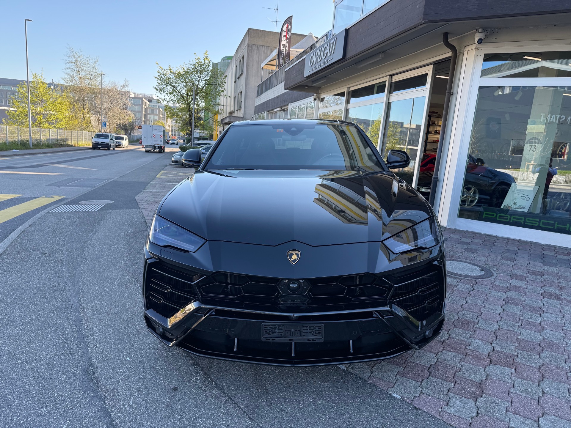 LAMBORGHINI Urus E-Gear-showroom-element-2