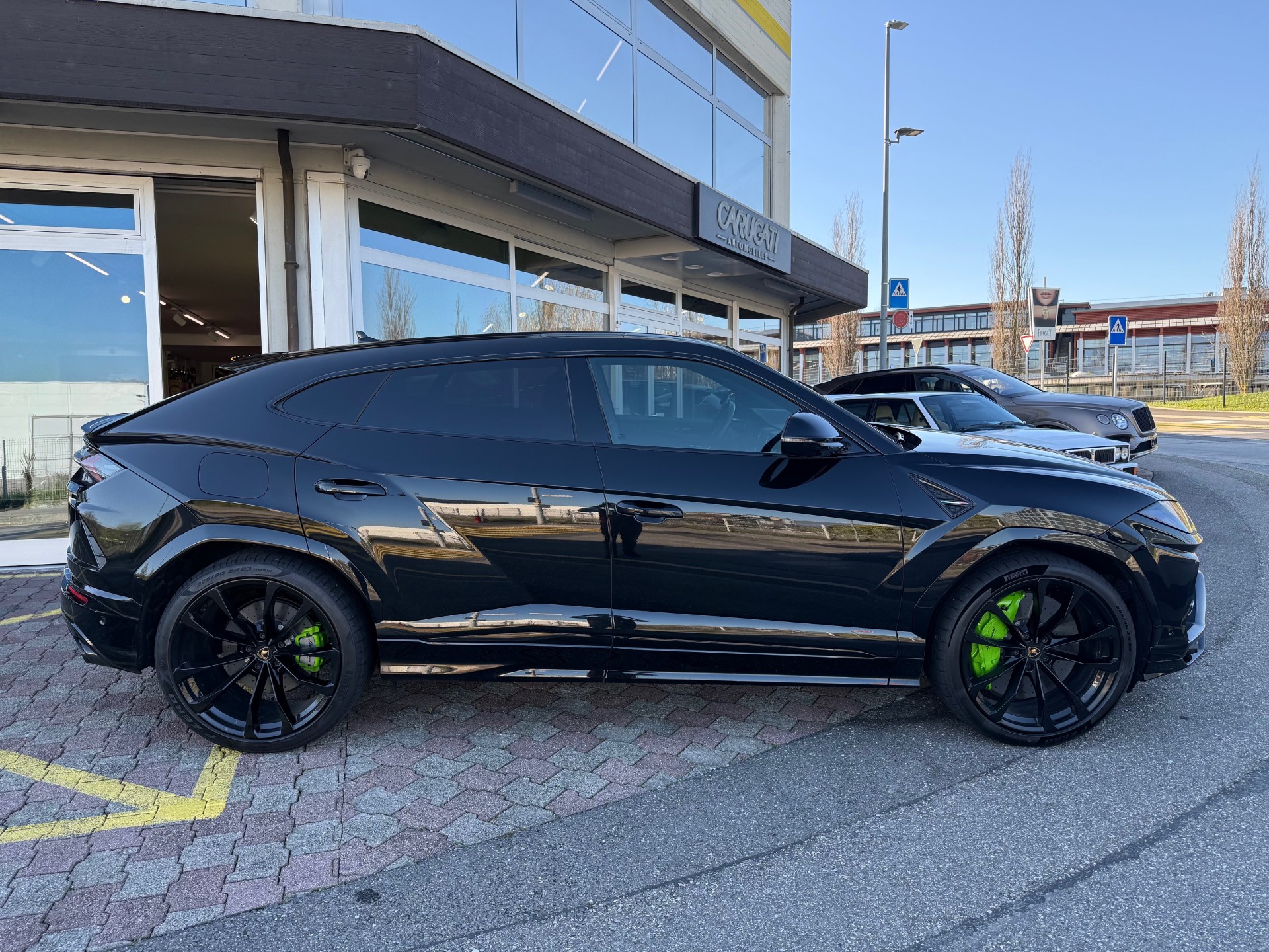 LAMBORGHINI Urus E-Gear-showroom-element-3