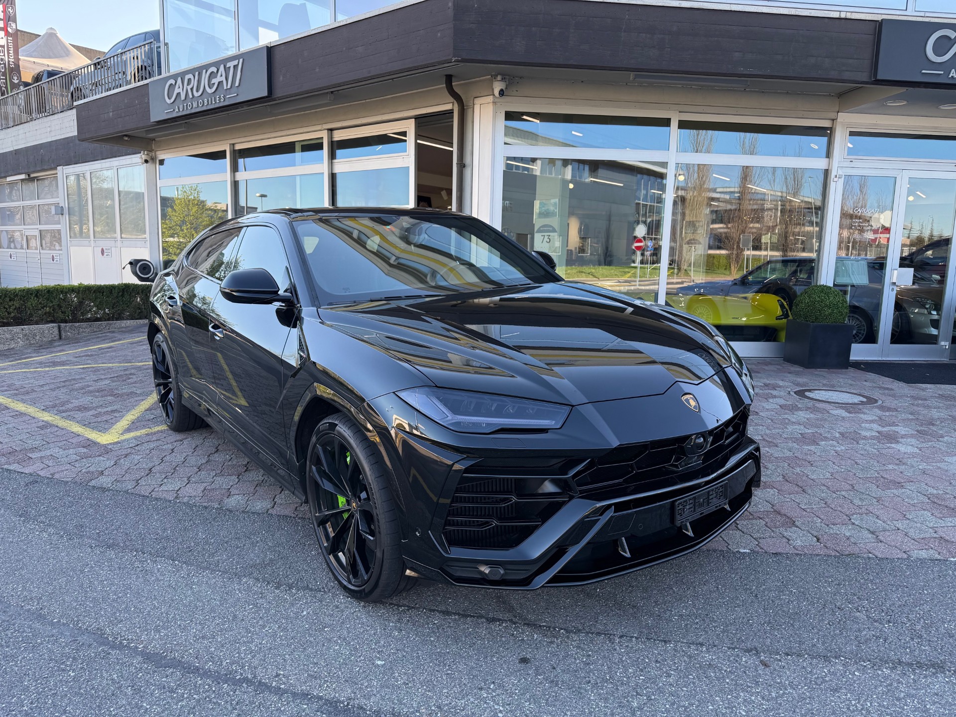 LAMBORGHINI Urus E-Gear-showroom-element-1