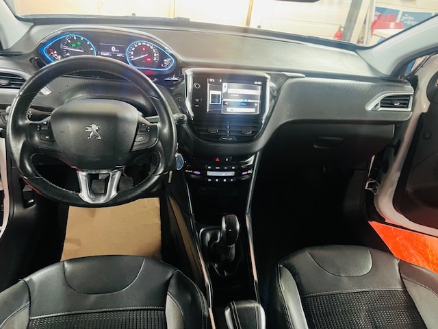 PEUGEOT 2008 1.6 VTI Allure-image-13