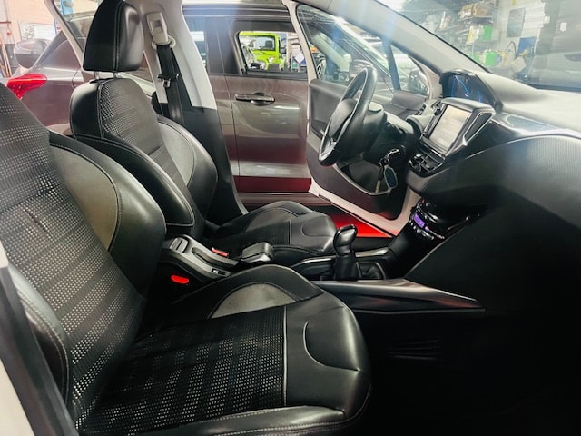 PEUGEOT 2008 1.6 VTI Allure-image-9