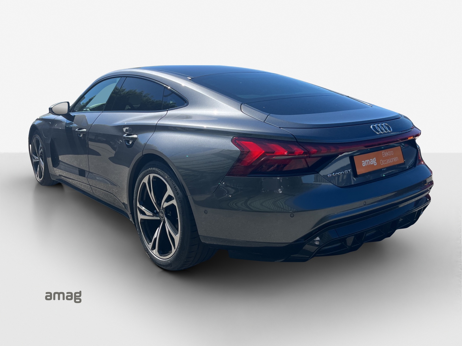 AUDI e-tron GT quattro-showroom-element-2