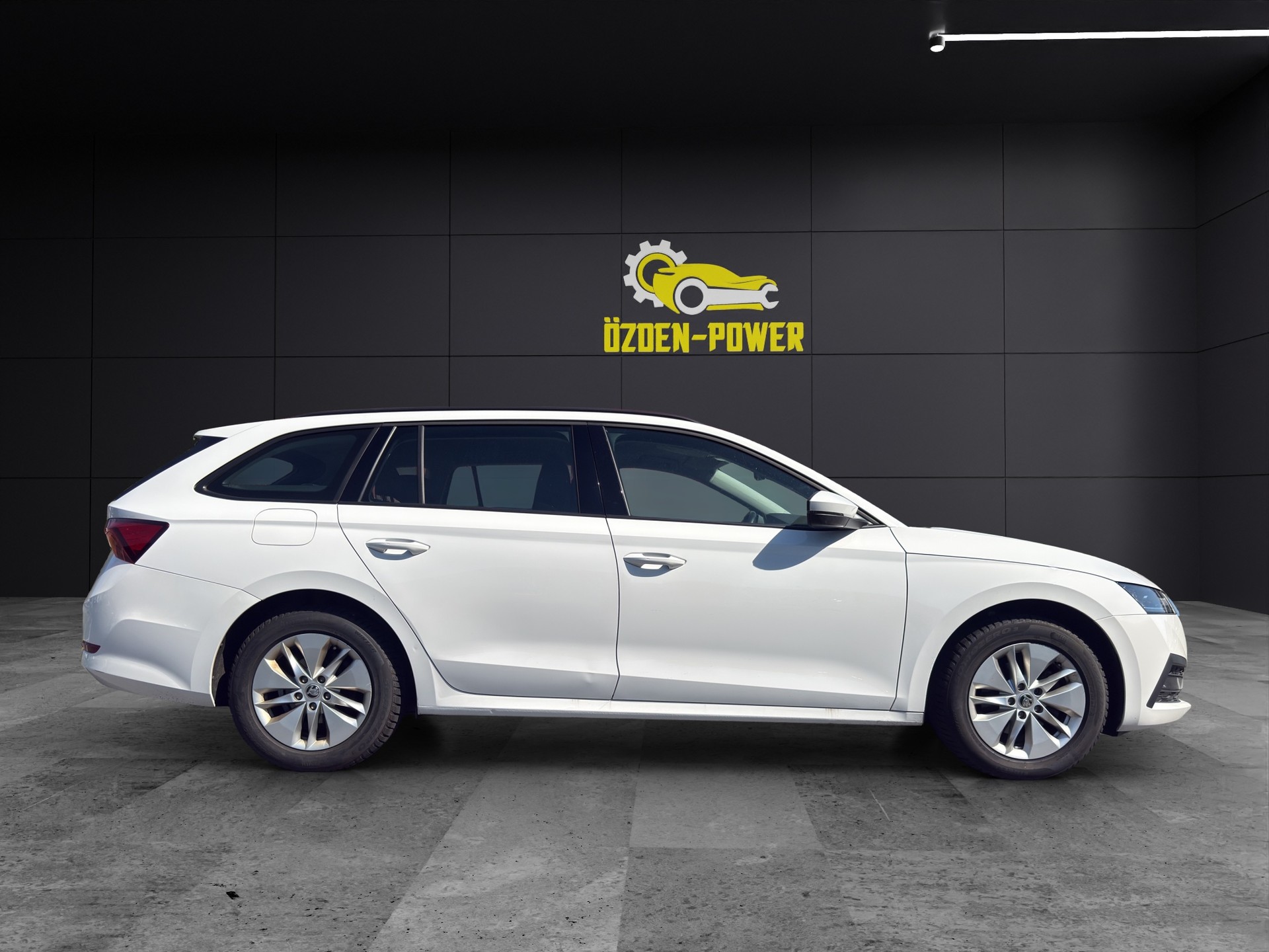 SKODA Octavia Combi 2.0 TDI DSG Style-showroom-element-3