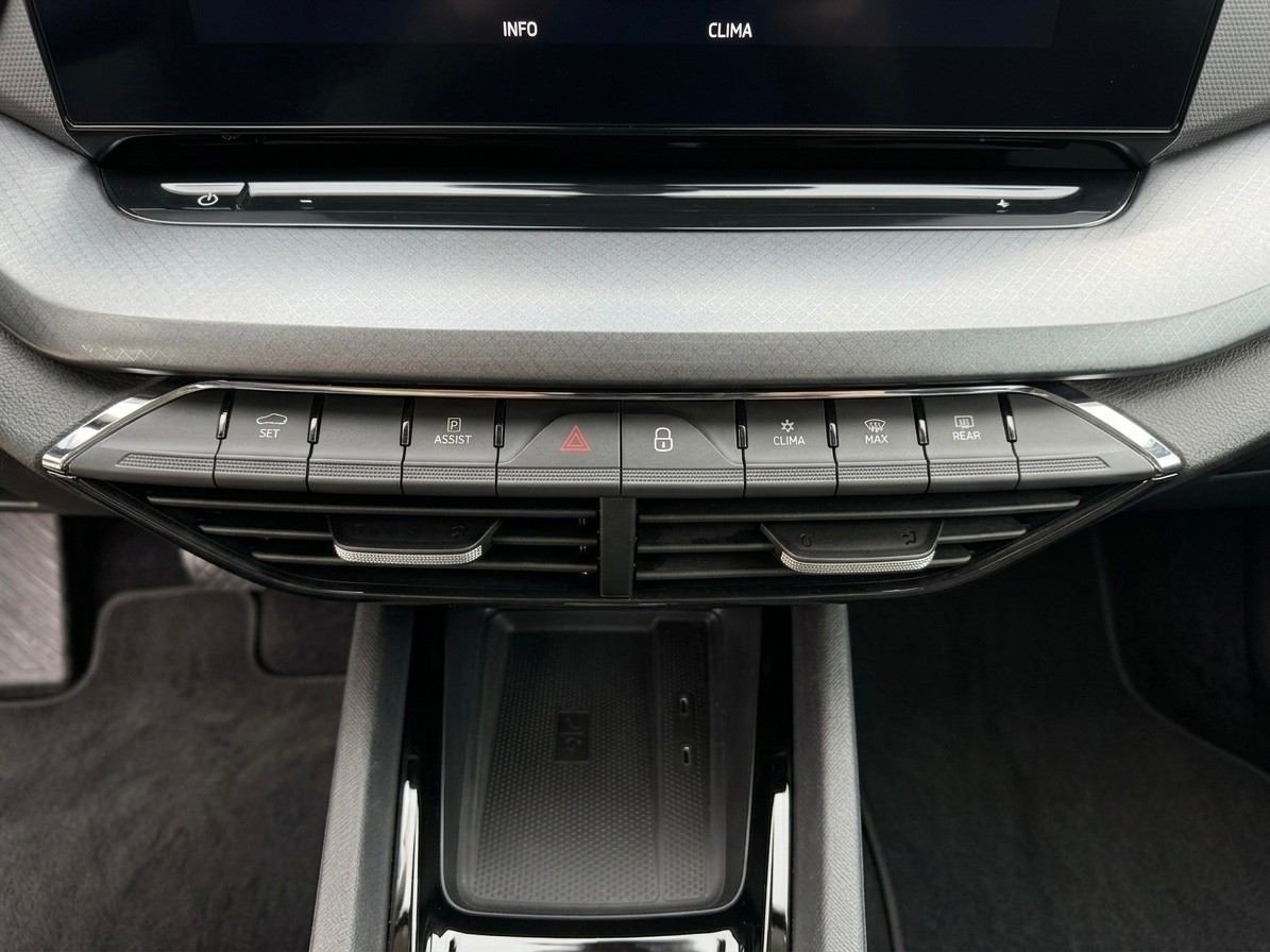 SKODA Octavia Combi 2.0 TDI DSG Style-image-23