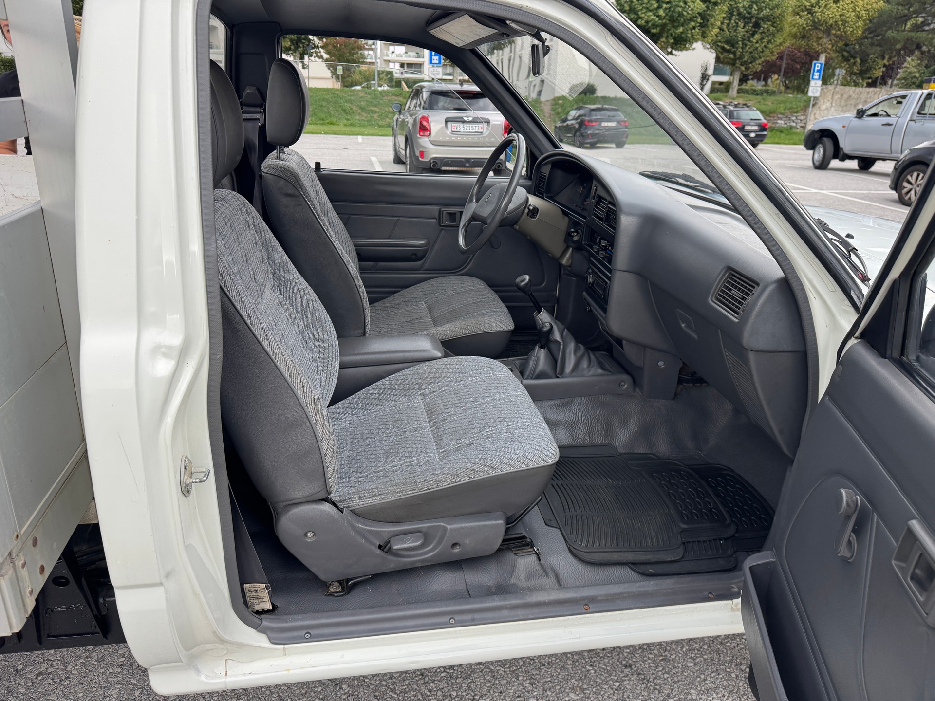 VW Taro 4x4 Normal Cab (CL)-image-9