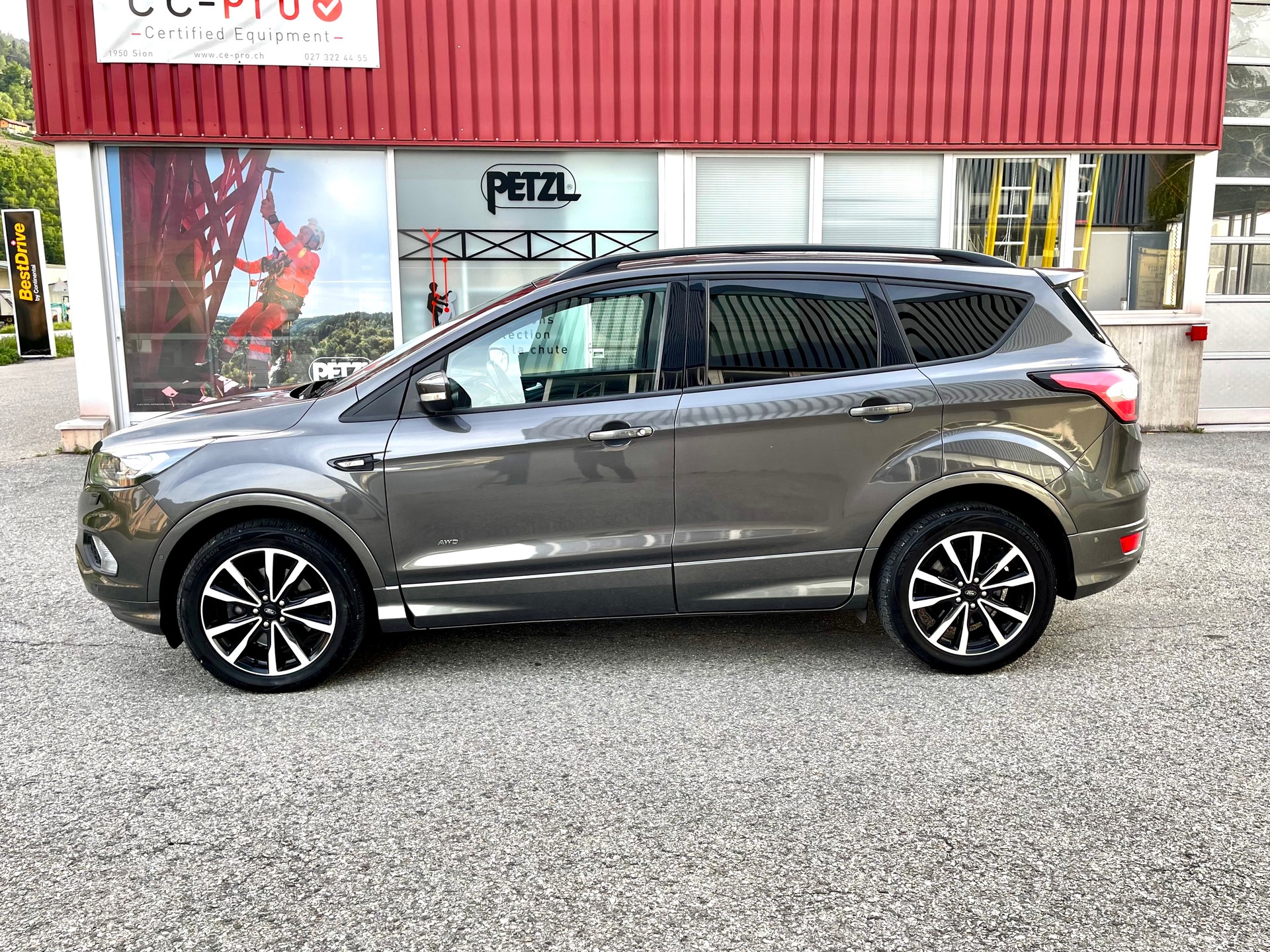 FORD Kuga 1.5 SCTi Titanium 4WD Automatic-showroom-element-3