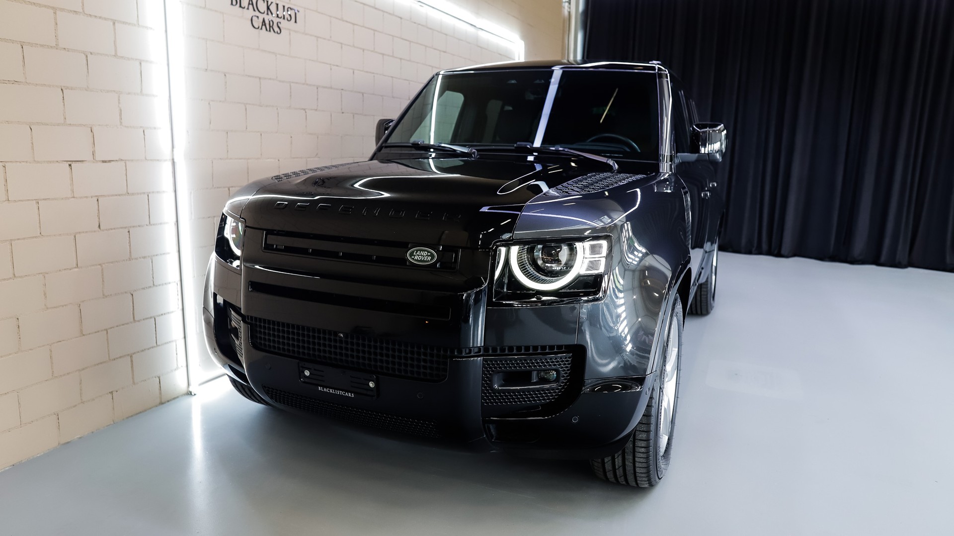 LAND ROVER Defender 130 3.0 D I6 300 X-Dynamic HSE AWD AT8-showroom-element-2