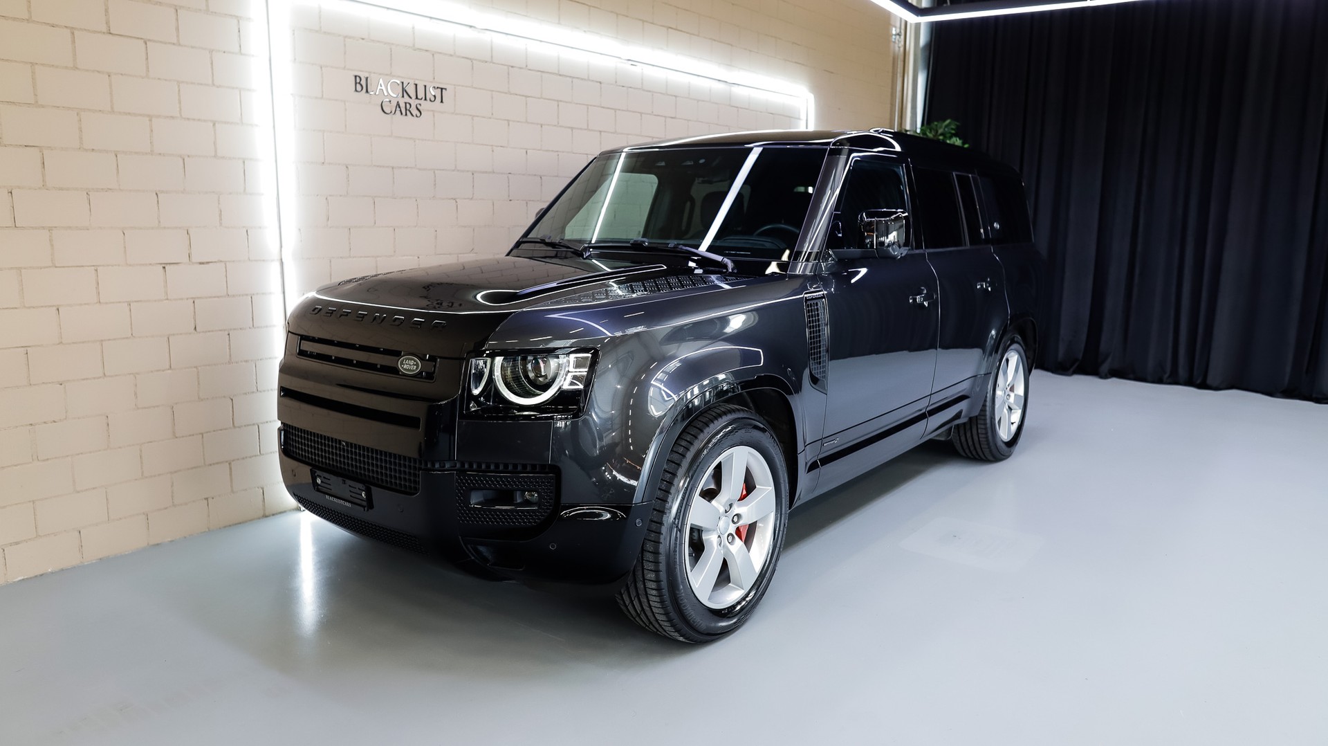 LAND ROVER Defender 130 3.0 D I6 300 X-Dynamic HSE AWD AT8-showroom-element-1