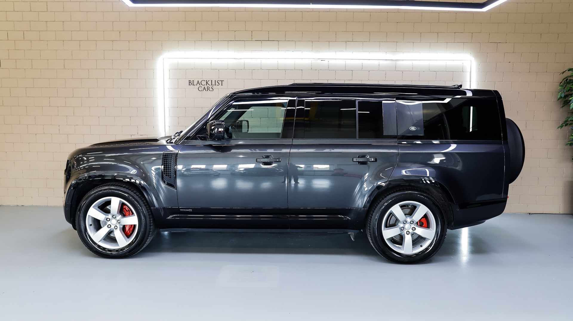 LAND ROVER Defender 130 3.0 D I6 300 X-Dynamic HSE AWD AT8-showroom-element-3