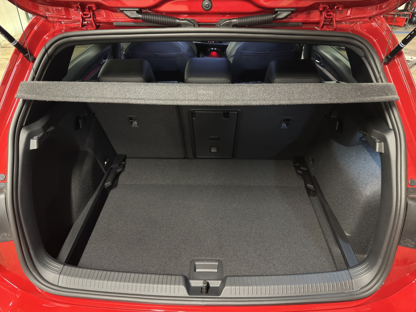 VW Golf VIII 1.5 eTSI R-Line DSG-image-13