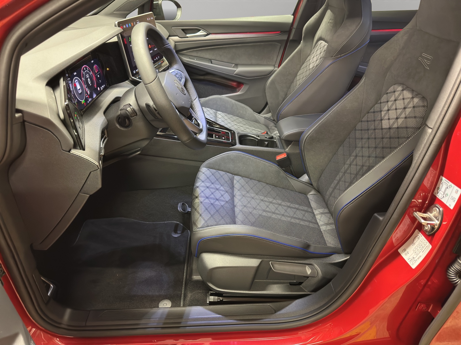 VW Golf VIII 1.5 eTSI R-Line DSG-image-5