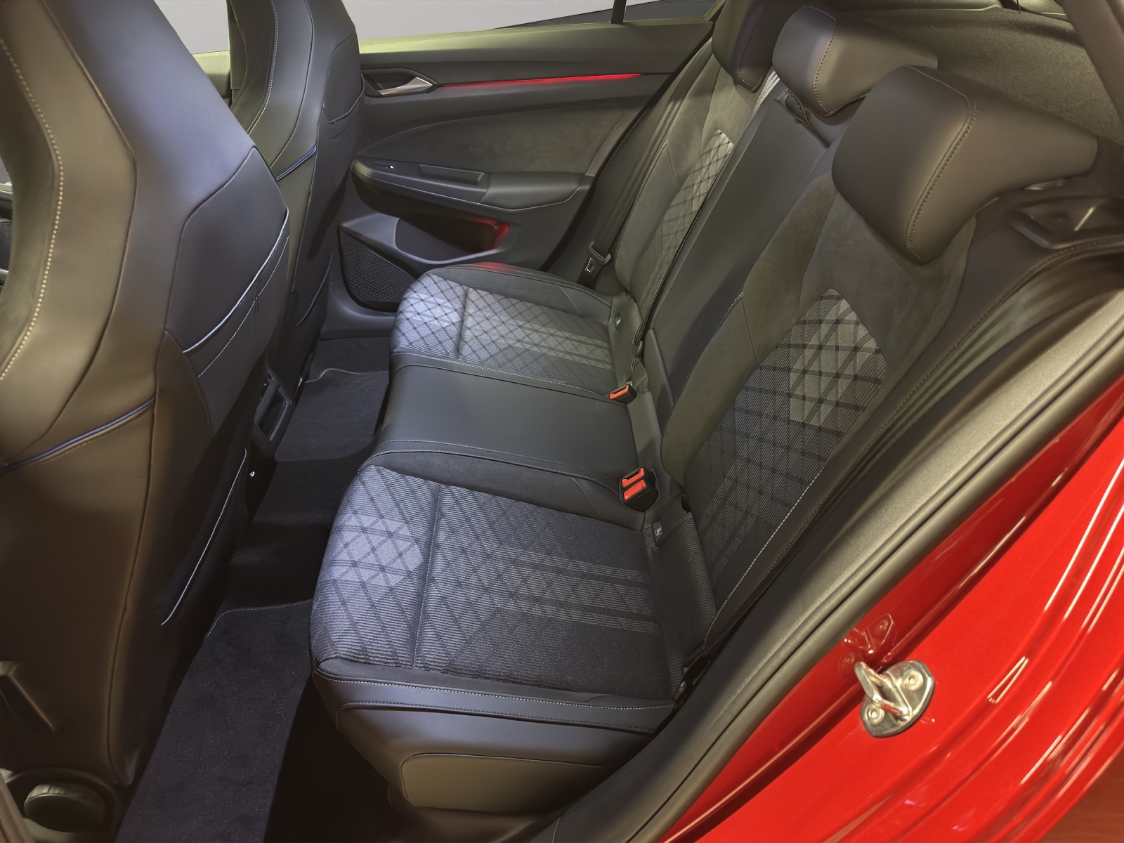 VW Golf VIII 1.5 eTSI R-Line DSG-image-11