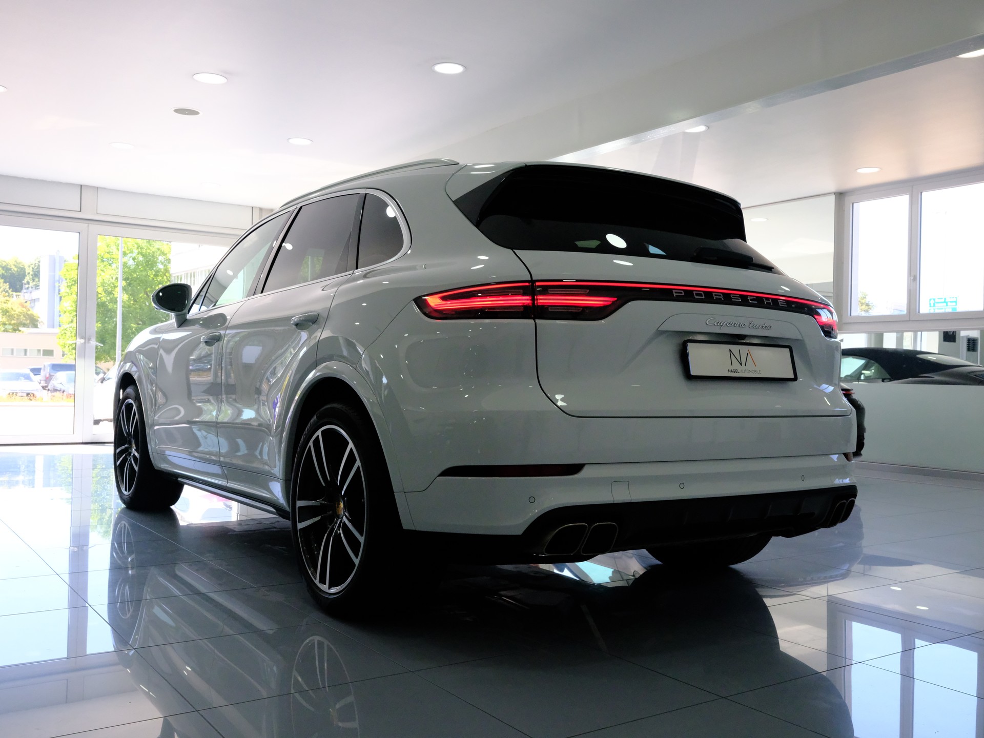 PORSCHE Cayenne Turbo-image-4