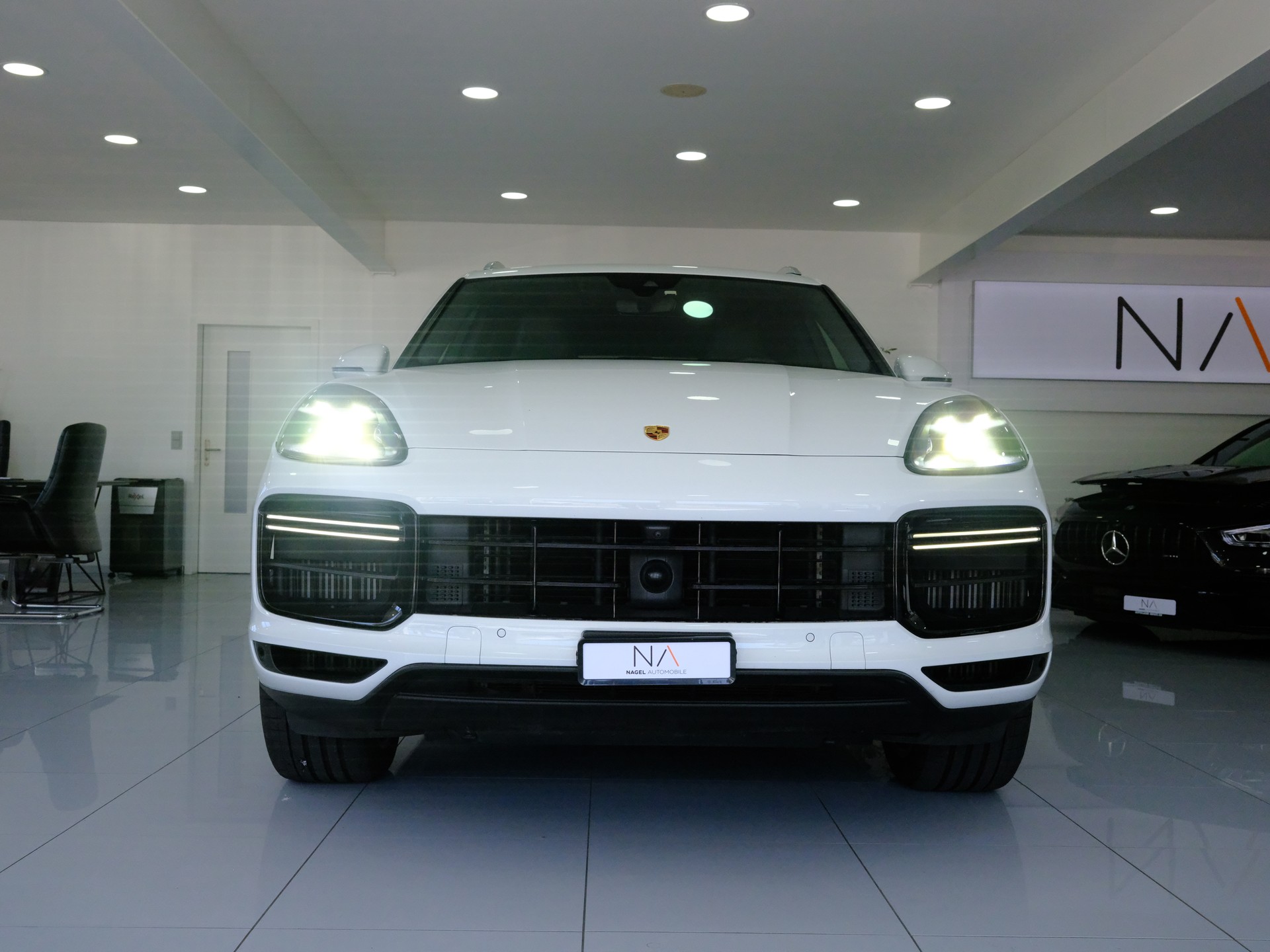 PORSCHE Cayenne Turbo-showroom-element-2