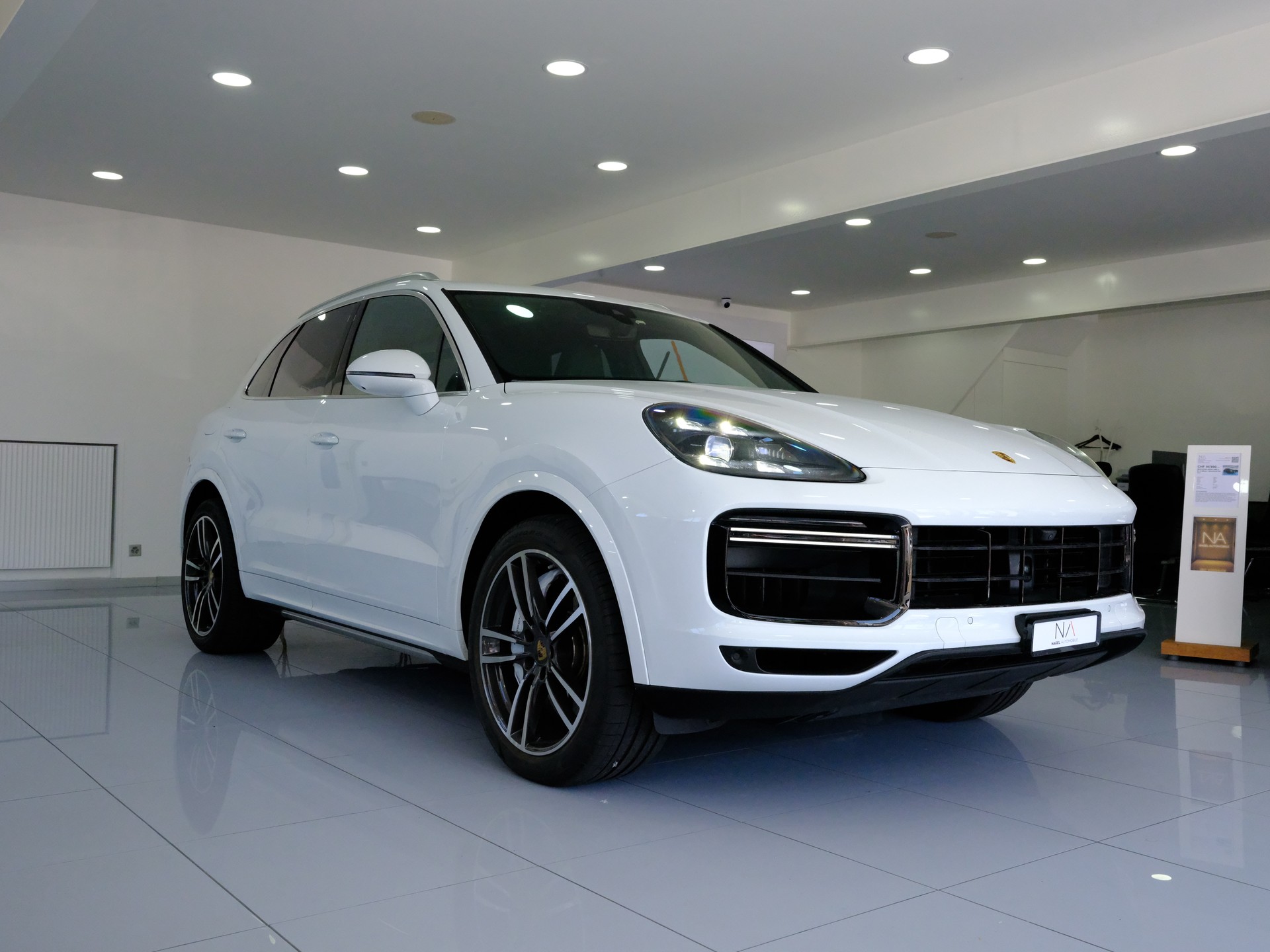 PORSCHE Cayenne Turbo-showroom-element-1